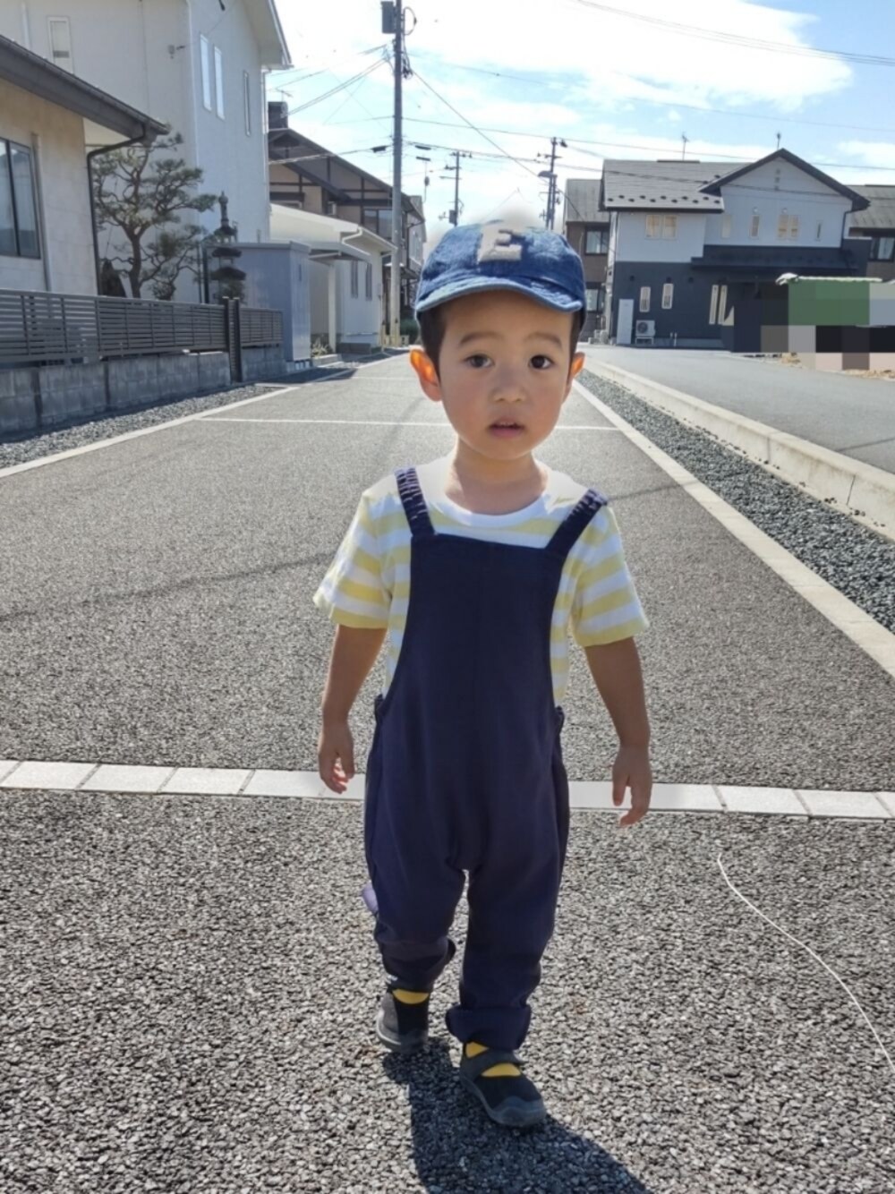 「おさんぽコーデ、キッズコーデ、キャップ、ユニクロ、無印良品」｜「UNIQLOのアイテム（サロペット/オーバーオール、ブルー系）」を使った、エータさん（メンズ・90cm）の秋コーディネートの1枚目の写真