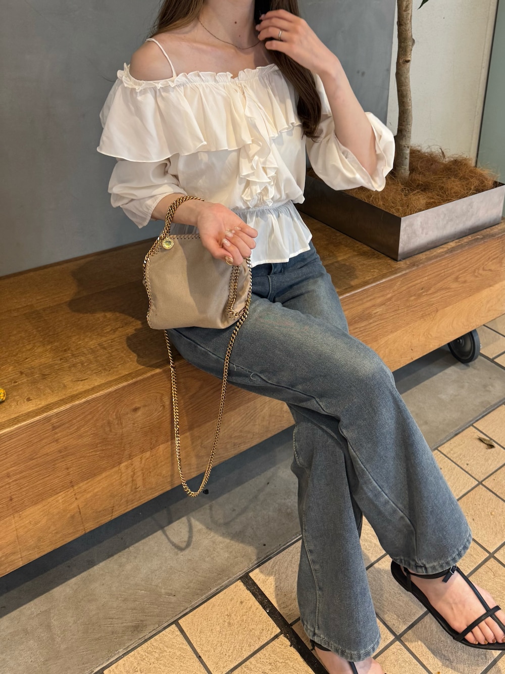 「フリル、オトナ女子、夏服コーデ、夏コーデ、夏ファッション、オフショル、オフショルダー、フリルトップス、フリルブラウス、デニム、プチプラコーデ、へザー、Heather、shein、シンプルコーデ」｜「Heatherの2WAYボリュームフリルブラウス　322068（シャツ/ブラウス、ホワイト系）」を使った、m.さん（骨格ウェーブ・レディース・165cm）の夏コーディネートの1枚目の写真