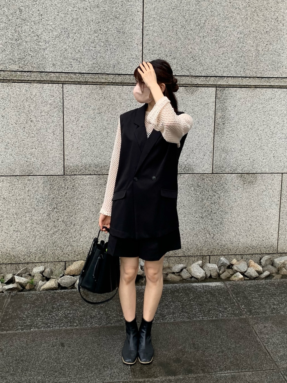 「秋服コーデ、パンツスタイル、プチプラ、初秋コーデ、休日スタイル、秋、セットアップ、シアーニット、ニット、ハーフパンツ、ショートパンツ、モノトーン、モノトーンコーデ、プチプラコーデ、オトナカジュアル」｜「SHEINのアイテム（その他トップス、ホワイト系）」を使った、m.さん（レディース・165cm）の秋コーディネートの1枚目の写真