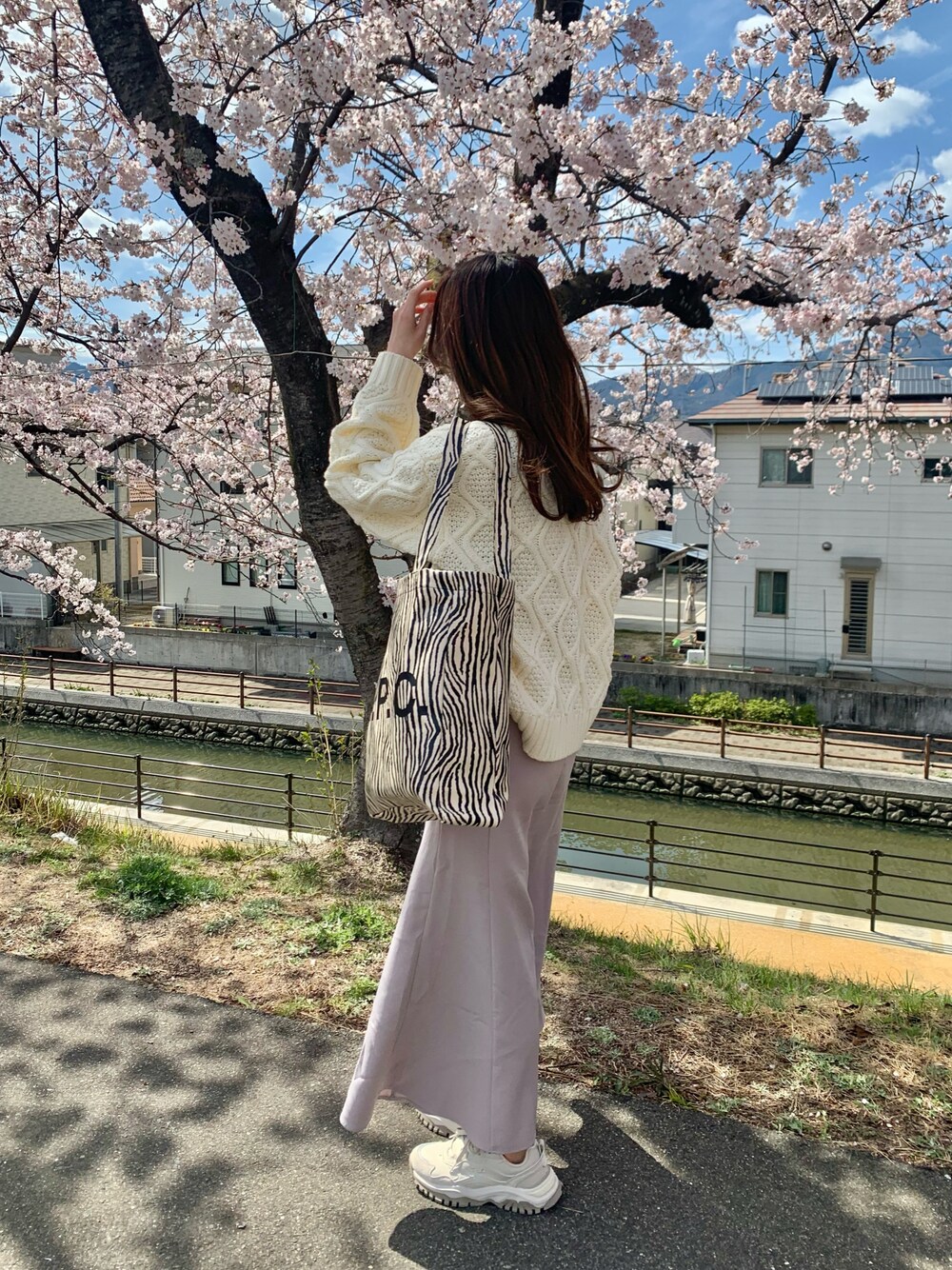 「オトナカジュアル、大人かわいい、シンプルコーデ、ootd、厚底シューズ、ニット、マーメイドスカート、ロングスカート、ゼブラ柄、ダッドスニーカー、シンプル、はるコーデ、春コーデ、春、お花見」｜「PAGEBOYのリーフケーブルクループルオーバー / ボリューム袖 / オーバーサイズ（ニット/セーター、ホワイト系）」を使った、m.さん（レディース・165cm）の春コーディネートの1枚目の写真