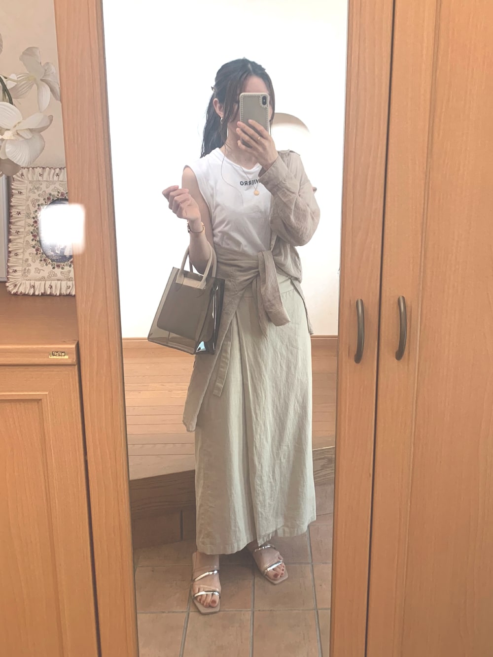 「シンプルコーデ、オトナ女子、リネン、サンダル、たすき掛け、ミニバッグ、プチプラ、ベージュ、ホワイト、ootd」｜「LOWRYS FARMのフロッキーロゴノースリーブ　838656（Tシャツ/カットソー、ホワイト系）」を使った、m.さん（レディース・165cm）の夏コーディネートの1枚目の写真