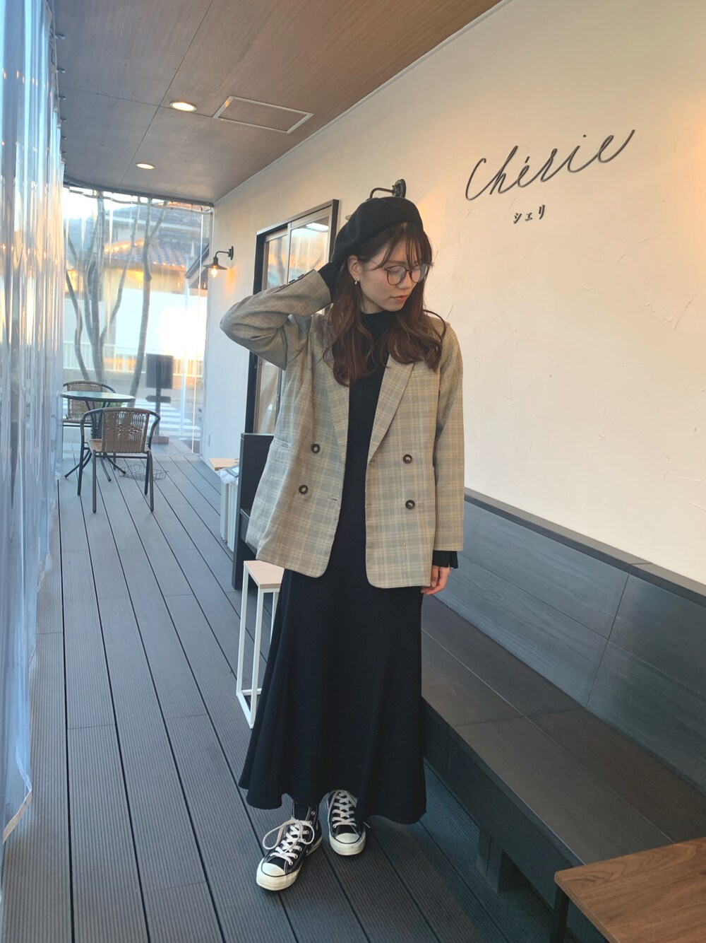 「大人カジュアル、プチプラコーデ、秋冬、ワンピーススタイル、秋服、チェック、ジャケット、ベレー帽、ベレー帽×メガネ、高身長女子、高身長コーデ、スニーカーコーデ、プチプラ、秋コーデ、休日スタイル」｜「PURILの【PURIL】ダブルブレストテーラードジャケット（テーラードジャケット、グレー系）」を使った、m.さん（レディース・165cm）の秋コーディネートの1枚目の写真
