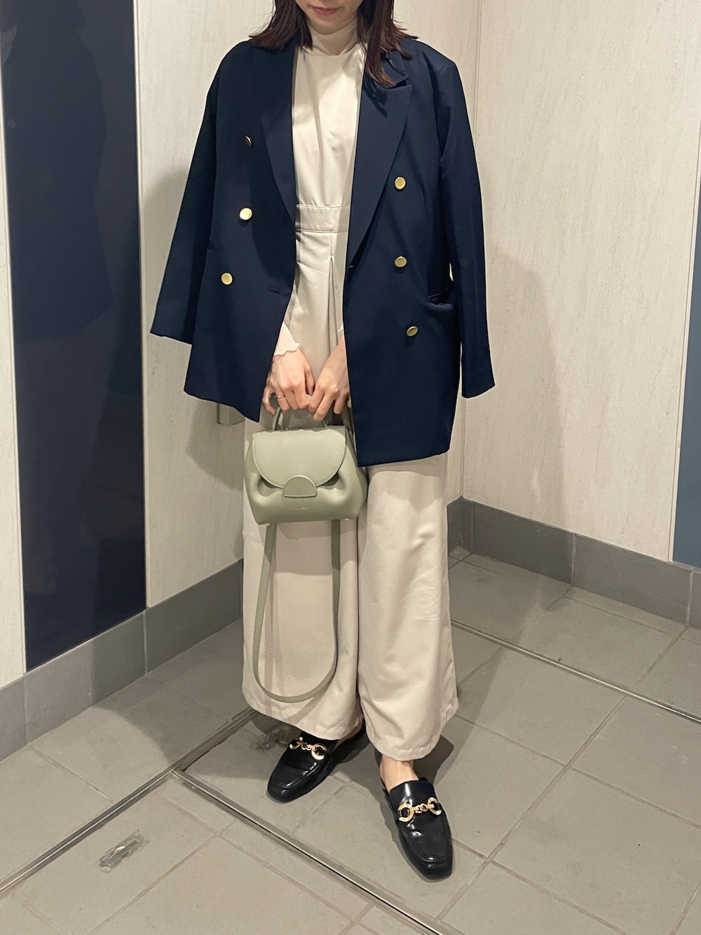 「いまどきジャケット写真、春服コーデ、きれいめカジュアル、オトナカワイイ、春服みてみて、ジャケット、キレイめカジュアル、大人カジュアル、オトナ女子、ジャケットスタイル、シンプルコーデ、シンプル、春、春コーデ、ミニバッグ」｜「JUNOAHのシアーウェーブカットソー（Tシャツ/カットソー、ベージュ系）」を使った、m.さん（レディース・165cm）の春コーディネートの1枚目の写真