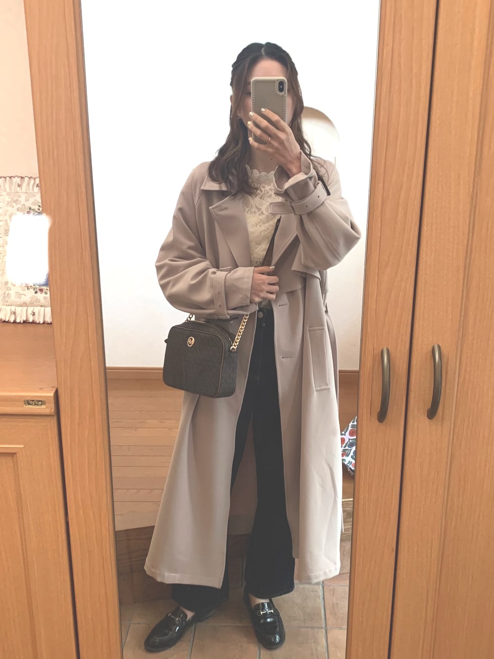 「秋コーデ、デニム、オトナカジュアル、高身長女子、シンプル、シンプルコーデ、プチプラ、秋のコーデ、プチプラコーデ、ブラウス」｜「MICHAEL KORSのアイテム（ショルダーバッグ、ブラウン系）」を使った、m.さん（レディース・165cm）の秋コーディネートの1枚目の写真