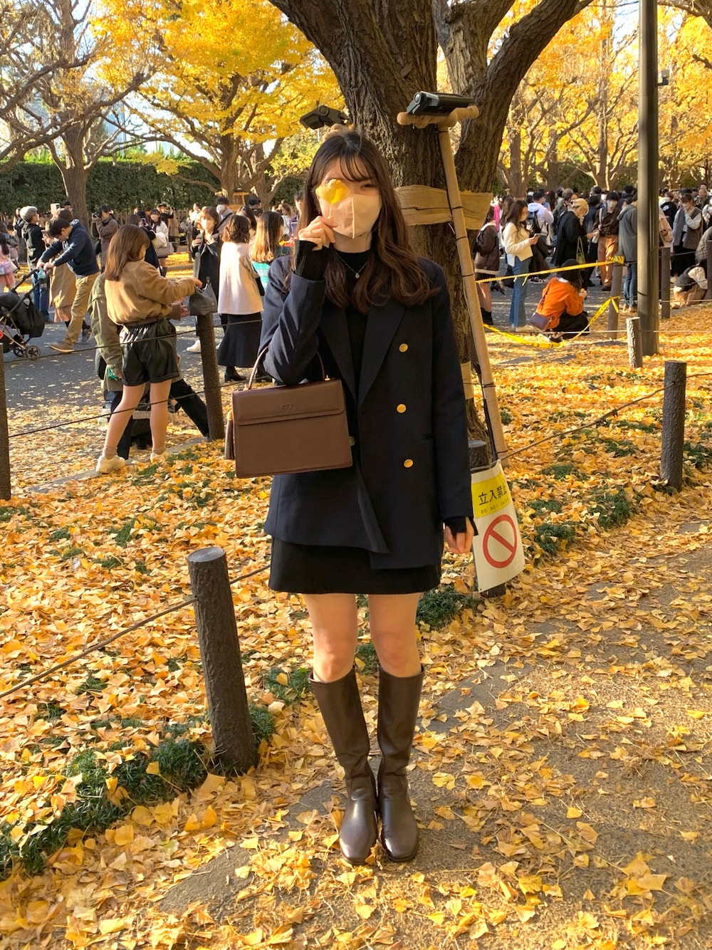 「秋冬コーデ、シンプルコーデ、お出かけコーデ、秋コーデ、オトナカワイイ、プチプラコーデ、ジャケットスタイル、ロングブーツ、ミニスカート、シンプル、プチプラ、休日スタイル、休日コーデ、イチョウ並木、GU」｜「GUのアイテム（テーラードジャケット、ブルー系）」を使った、m.さん（レディース・165cm）の秋コーディネートの1枚目の写真