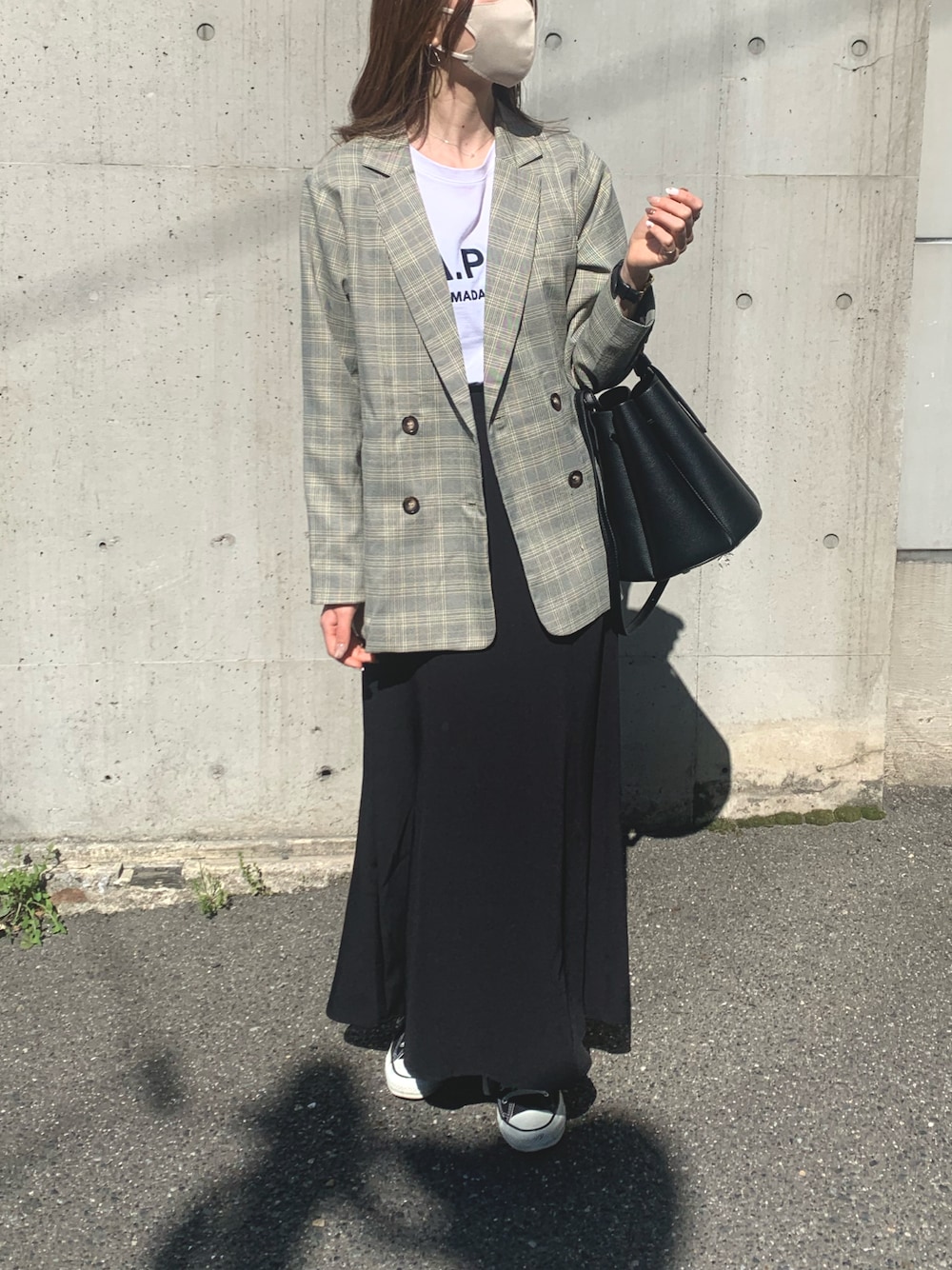 「春コーデ、今日のコーデ、大人カジュアル、ロングスカート、高身長女子、休日コーデ、白Tシャツ、モノトーン、マーメイドスカート、チェック、春、はるコーデ」｜「A.P.C.のT-SHIRT RUE MADAME HOMME JPS（Tシャツ/カットソー、ホワイト系）」を使った、m.さん（レディース・165cm）の春コーディネートの1枚目の写真