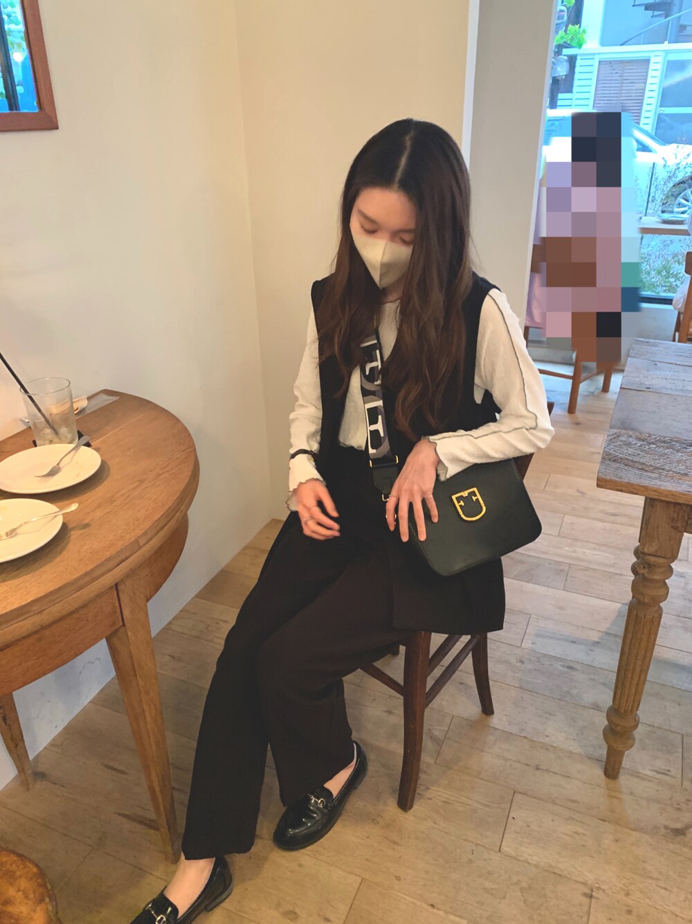 「春コーデ、お出かけコーデ、大人女子、プチプラ、ショルダーバッグ、モノトーンコーデ、セットアップ、セットアップスタイル、ブラック、高身長女子、高身長コーデ、シンプル、シンプルコーデ、大人コーデ」｜「NEUNAの楊柳メロートップス（Tシャツ/カットソー、ホワイト系）」を使った、m.さん（レディース・165cm）の春コーディネートの1枚目の写真