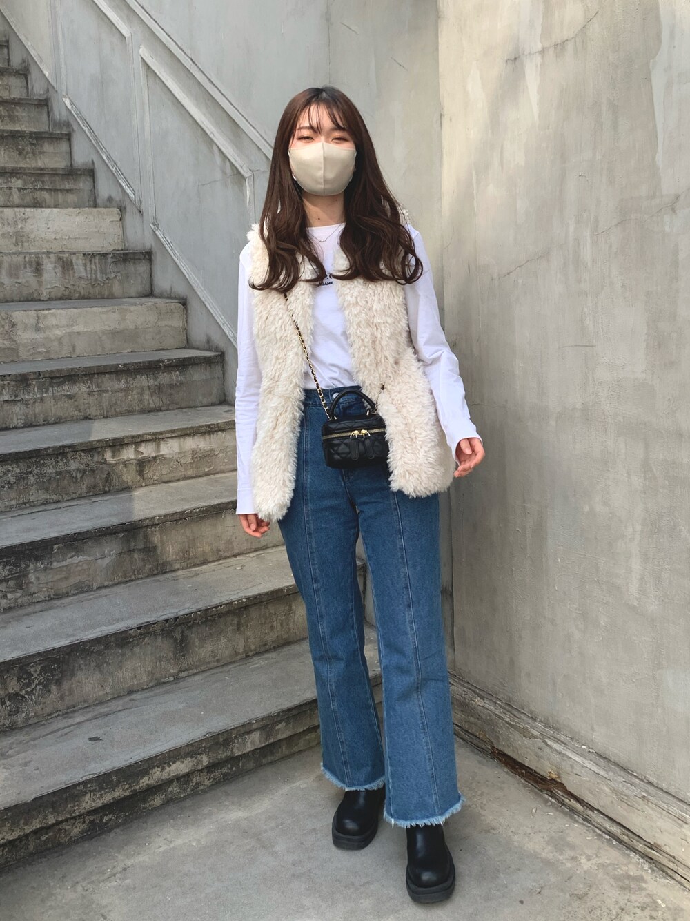 「春服デビュー宣言、シンプルスタイル、カジュアルコーデ、パンツスタイル、私の推しブランド、春アウター、デニムパンツ、春コーデ、春、ベスト、ファーベスト、ロゴT、シンプル、ミニバッグ」｜「tiptopのアソートファーベスト（ベスト、ホワイト系）」を使った、m.さん（レディース・165cm）の春コーディネートの1枚目の写真