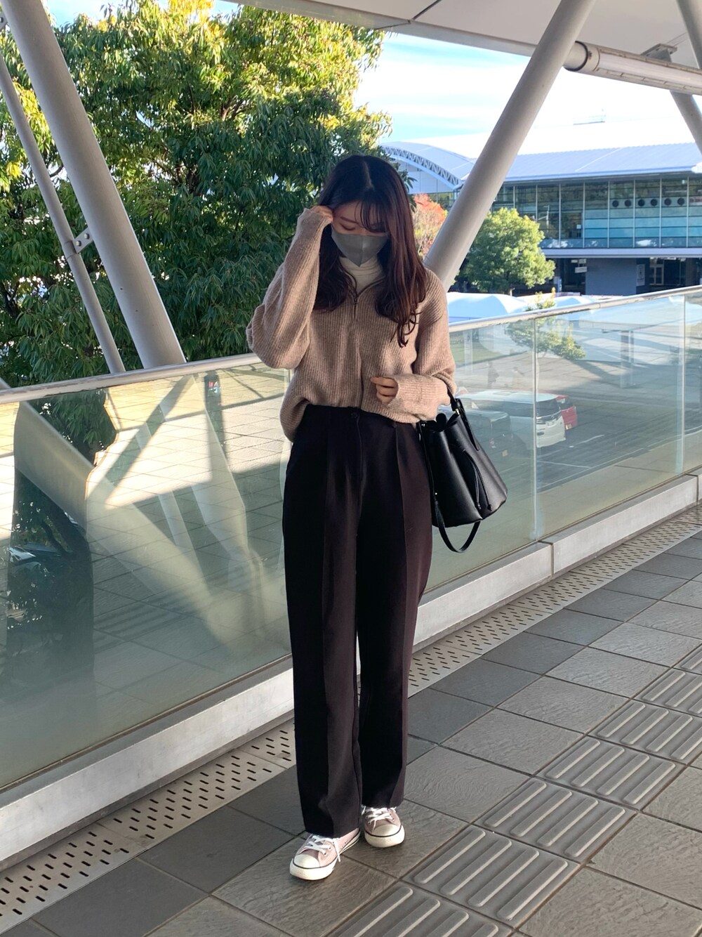 「カジュアル、シンプルスタイル、秋冬コーデ、シンプル、プチプラコーデ、ニット、ハーフジップ、スニーカーコーデ、ストレートパンツ、スラックス、シンプルコーデ、秋コーデ、プチプラ、秋のコーデ、秋服」｜「UNIQLOのアイテム（ニット/セーター、ベージュ系）」を使った、m.さん（レディース・165cm）の秋コーディネートの1枚目の写真