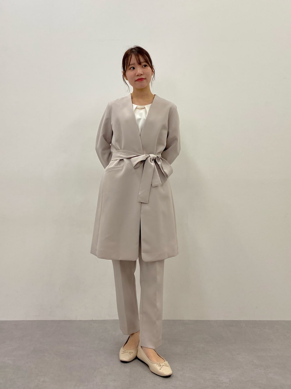 「25春イベントコーデ、骨格ナチュラル、20代、150cm台コーデ、オケージョン、Callarus、モード、春コーデ、レギュラー、スタッフ、レディースファッション、入学式、卒業式、セレモニー、ロングジャケット」｜「Callarusの【入学式・卒業式・フォーマル】＜Callarus＞ロングジャケットテーパードパンツ4点セットスーツ（ロング丈ジャケット＋タックブラウス＋パンツ＋ベルト）（スーツセット、グレー系）」を使った、ちささん（レディース・158cm）の冬コーディネートの1枚目の写真