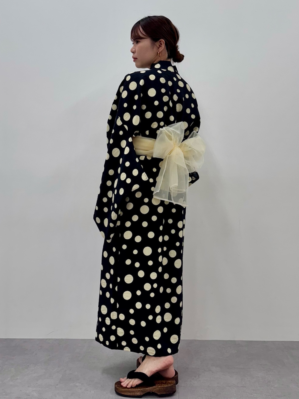 「モノトーン、夏コーデ、25夏イベントコーデ_レディース、骨格ナチュラル、20代、150cm台コーデ、Neina、レギュラー、スタッフ、レディースファッション、大人かわいい、キャミワンピ、浴衣、セパレート浴衣、花火大会」｜「Neinaの【浴衣】ドット柄ワンピース浴衣セット（上衣＋ワンピース＋帯） 〔Neina〕（浴衣、ブラック系）」を使った、ちささん（レディース・158cm）の夏コーディネートの1枚目の写真