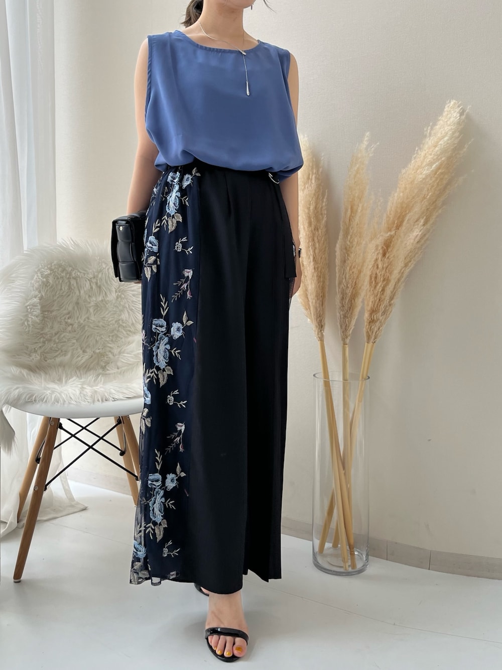 「パンツドレス、着回しコーデ、オケージョン、ノースリーブ、花柄、花柄パンツ、刺繍、callarus、カラルス、骨格ナチュラル」｜「Callarusの【結婚式・パーティー・オケージョンドレス】＜Callarus＞サイド刺繍しゅうチュール使いデザインワイドパンツ［単品］（ドレス、ブルー系）」を使った、ちささん（レディース・157cm）の夏コーディネートの1枚目の写真
