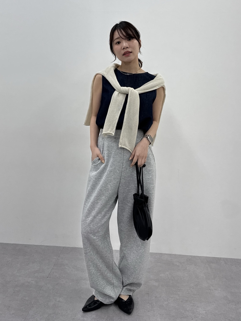 グレー系のスウェットパンツ、ブルー系のシャツ/ブラウスを着用したレディースの春コーディネートの1枚目の写真