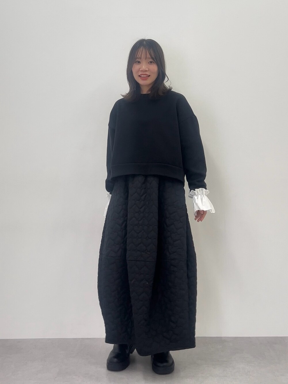 「冬コーデ、キルティング、骨格ナチュラル、初冬イベントコーデ、20代、150cm台コーデ、カジュアル、きれいめカジュアル、Be praised、レギュラー、スタッフ、レディースファッション、お出かけコーデ、シンプルスタイル、キレイめコーデ」｜「nissenのフリル取り外し可能裏起毛トレーナー（スウェット、ブラック系）」を使った、ちささん（レディース・158cm）の冬コーディネートの1枚目の写真