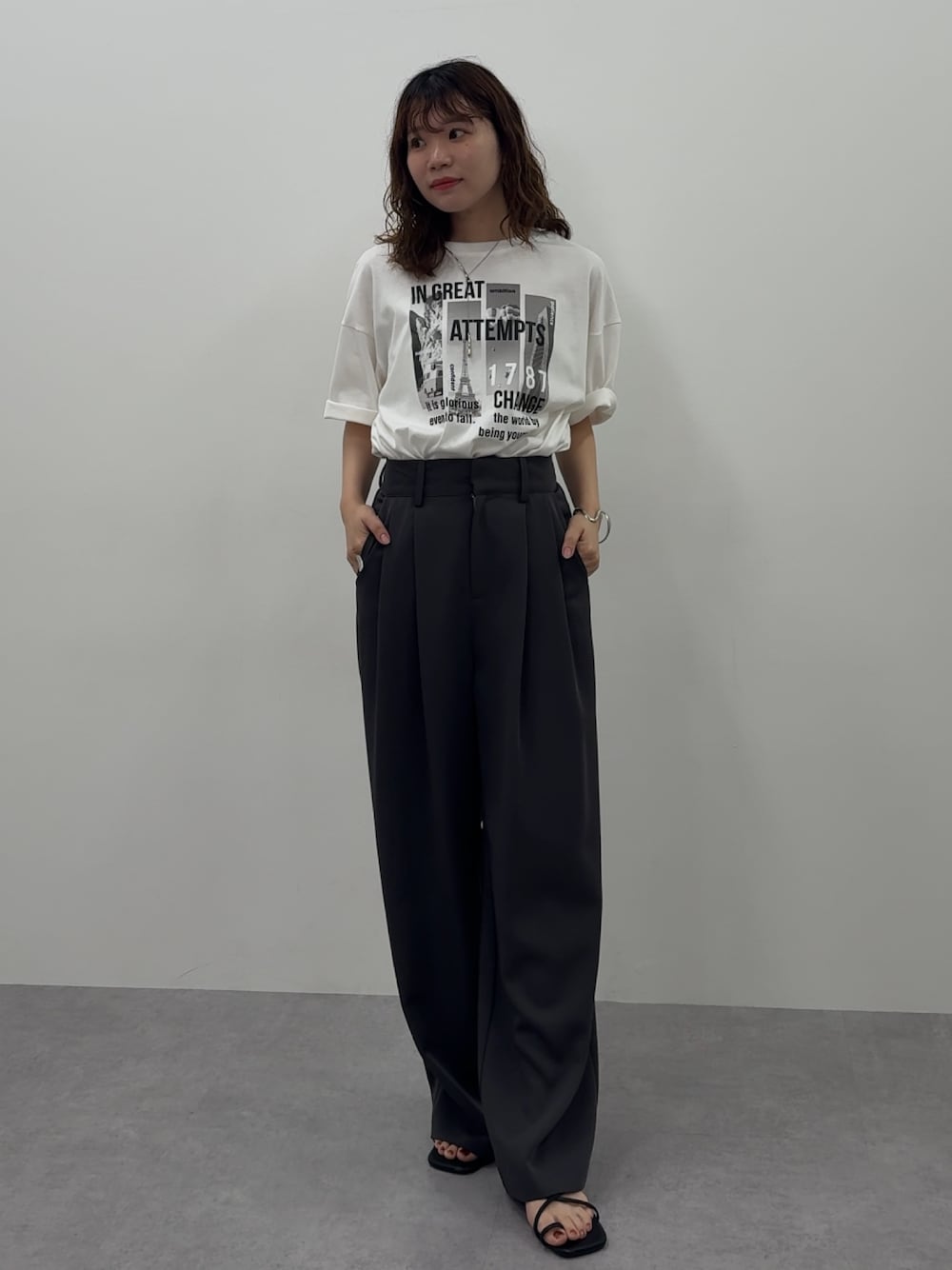 「サンダル、夏コーデ、白Tシャツ、25夏イベントコーデ_レディース、SMILE LAND BASIC、20代、150cm台コーデ、カジュアル、Smile Land、きれいめカジュアル、Be praised、レギュラー、スタッフ、レディースファッション、シンプルスタイル」｜「nissenの＜大きいサイズ＞ 綿100％ゆるシルエットプリントＴシャツ（接触冷感）（Tシャツ/カットソー、ホワイト系）」を使った、ちささん（レディース・158cm）の夏コーディネートの1枚目の写真