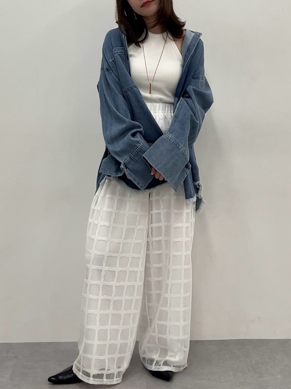 「ワイドパンツ、きれいめカジュアル、25夏イベントコーデ_レディース、骨格ナチュラル、20代、150cm台コーデ、カジュアル、Be praised、夏コーデ、スタッフ、レギュラー、レディースファッション、きれいめコーデ、デニム、デニムコーデ」｜「nissenのカップ付きアメスリニット（ニット/セーター、ホワイト系）」を使った、ちささん（レディース・158cm）の春コーディネートの1枚目の写真