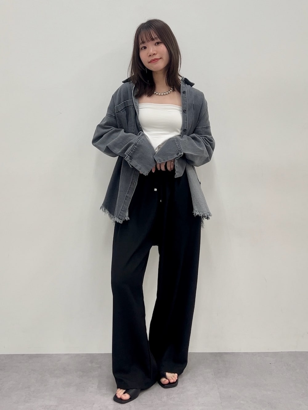 「デニムシャツ、25初夏イベントコーデ_レディース、骨格ナチュラル、20代、150cm台コーデ、カジュアル、きれいめカジュアル、Be praised、春コーデ、夏コーデ、レギュラー、スタッフ、レディースファッション、春ファッション、パンツコーデ」｜「nissenの麻調合繊素材スラックスパンツ（スラックス、ブラック系）」を使った、ちささん（レディース・158cm）の春コーディネートの1枚目の写真
