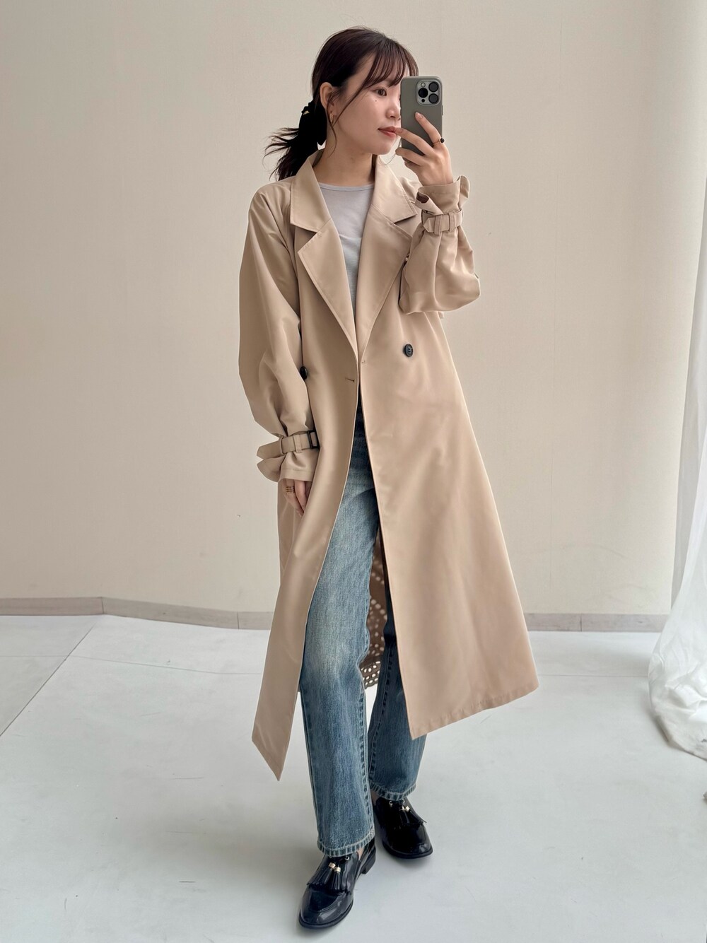 「ロンT、プチプラ、シアートップス、25春イベントコーデ、骨格ナチュラル、20代、150cm台コーデ、カジュアル、きれいめカジュアル、Be praised、春コーデ、レギュラー、スタッフ、レディースファッション、キレイめカジュアル」｜「nissenのバックパンチングレーストレンチコート（トレンチコート、ベージュ系）」を使った、ちささん（レディース・158cm）の春コーディネートの1枚目の写真