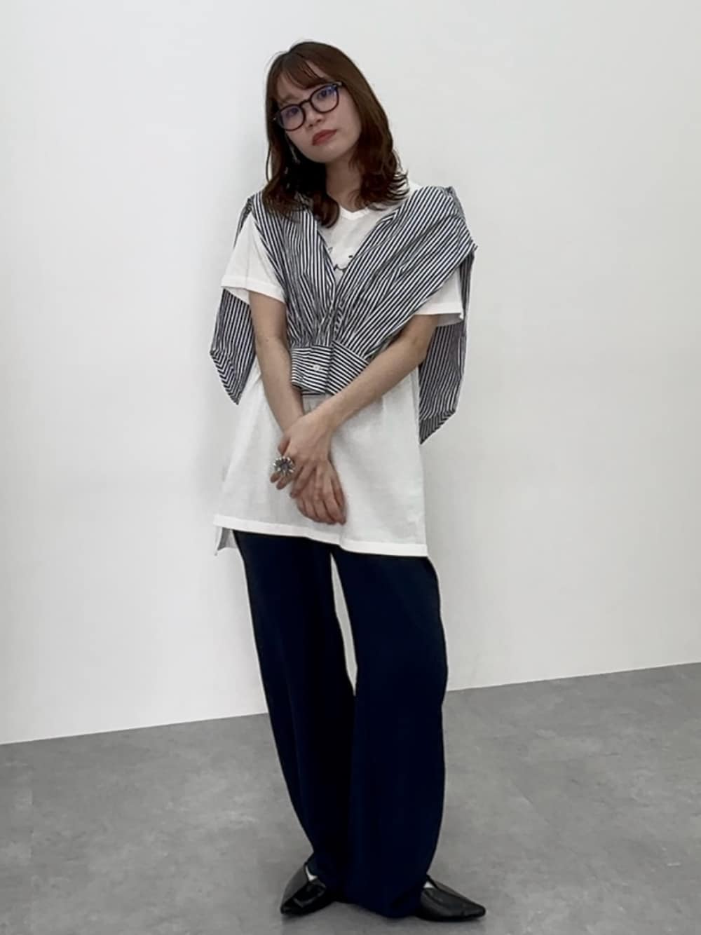 その他のシャツ/ブラウス、ブルー系のシャツ/ブラウス、ブルー系のパンツを着用したレディースの春コーディネートの1枚目の写真