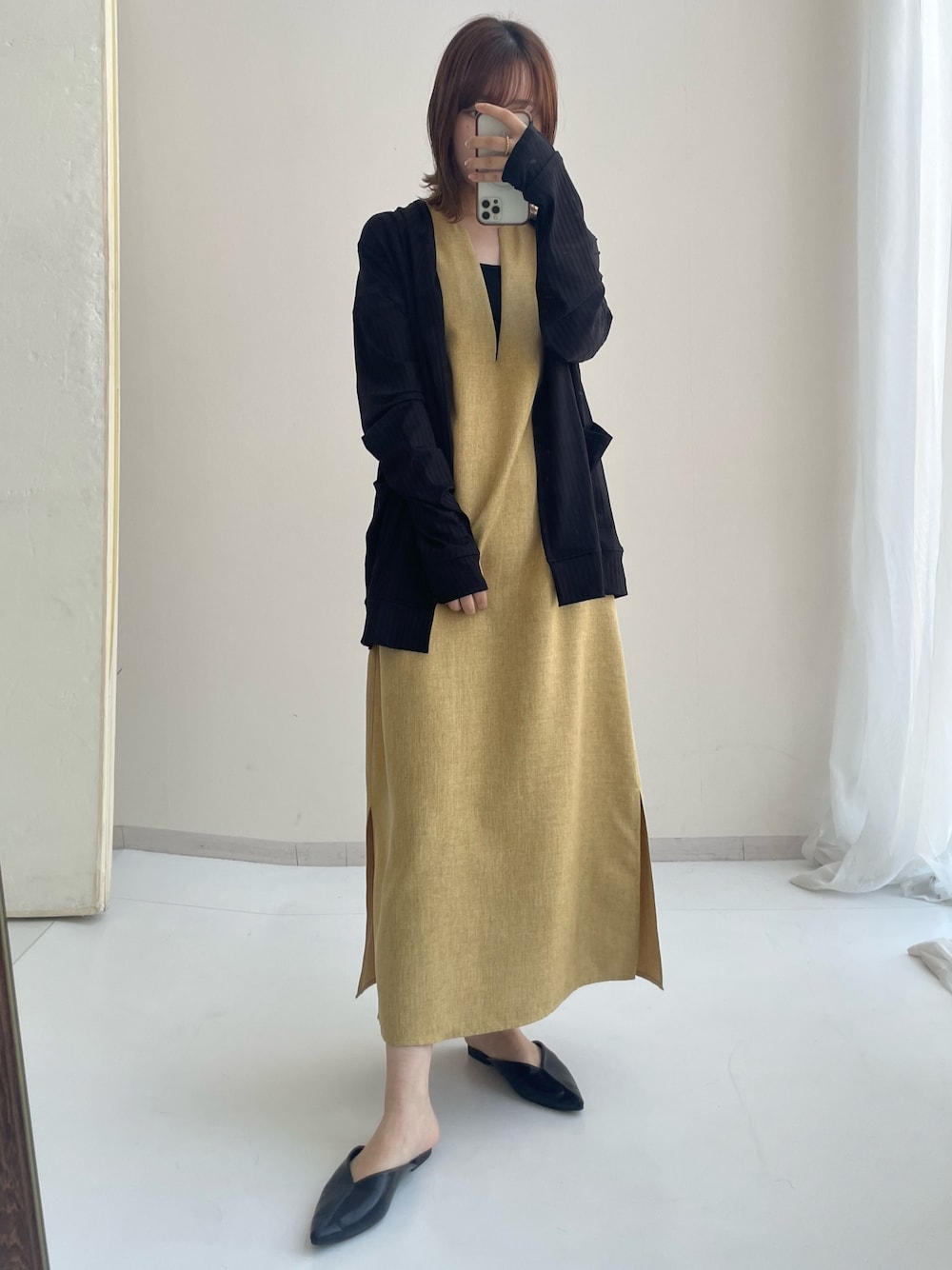 「きれいめカジュアル、シンプルコーデ、休日スタイル、プチプラ、ワンピース、夏コーデ、レギュラー、スタッフ、レディースファッション、Be praised、ジャンスカ、ＵＶカット、カーディガン、ワンピーススタイル、骨格ナチュラル」｜「nissenの【持続冷感・UVカット】指穴付トッパーカーディガン（カーディガン/ボレロ、ブラック系）」を使った、ちささん（レディース・158cm）の春コーディネートの1枚目の写真