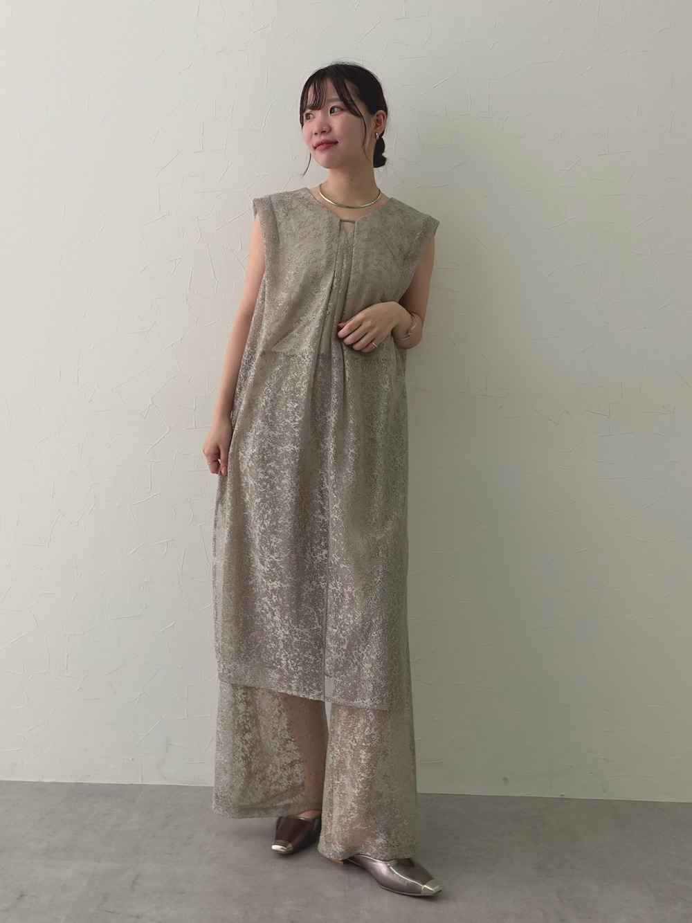 グレー系のパンツドレスを着用したレディースの夏コーディネートの1枚目の写真