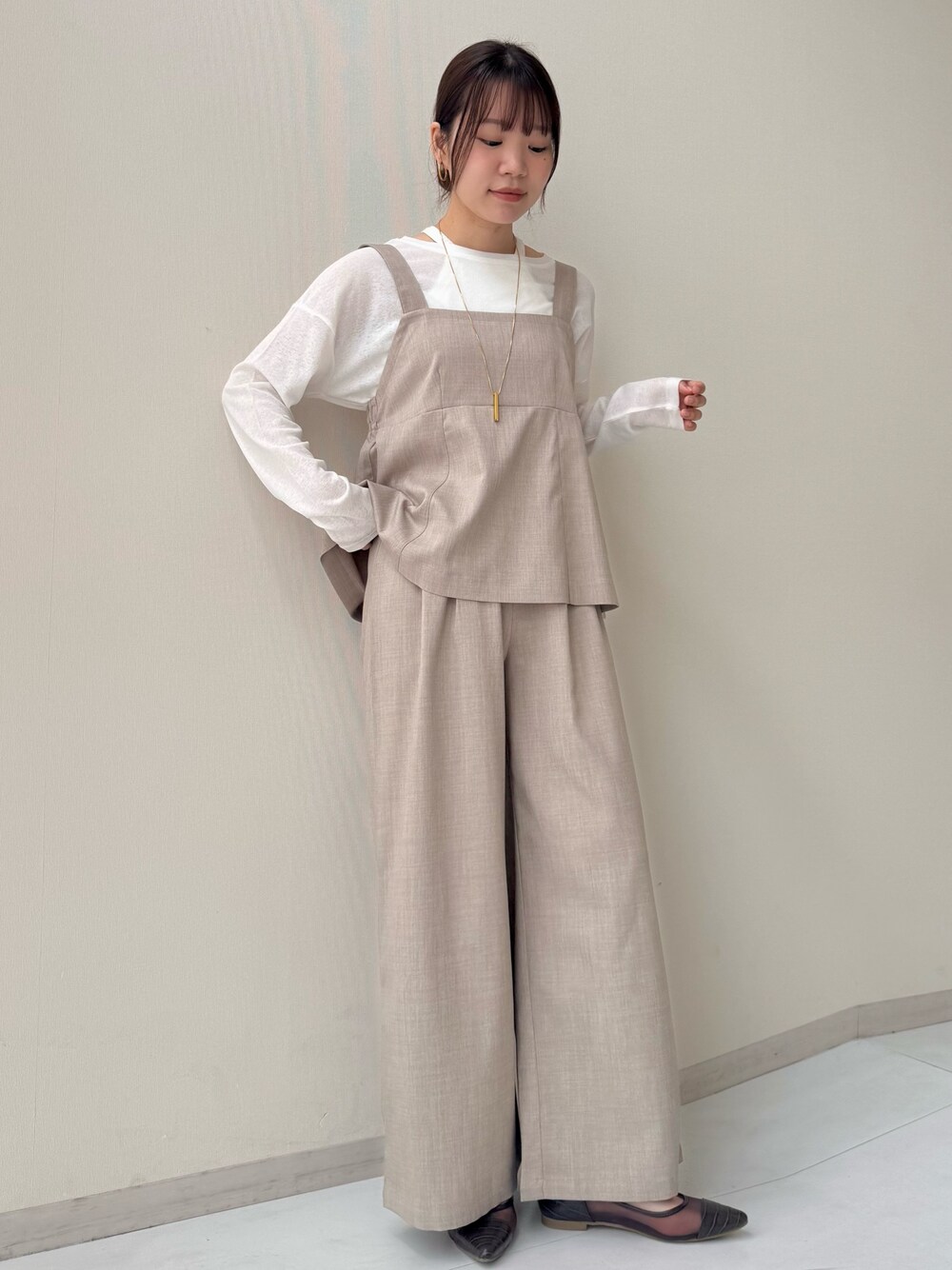 ホワイト系のTシャツ/カットソー、ホワイト系のニット/セーター、ホワイト系のTシャツ/カットソーを着用したレディースの春コーディネートの1枚目の写真