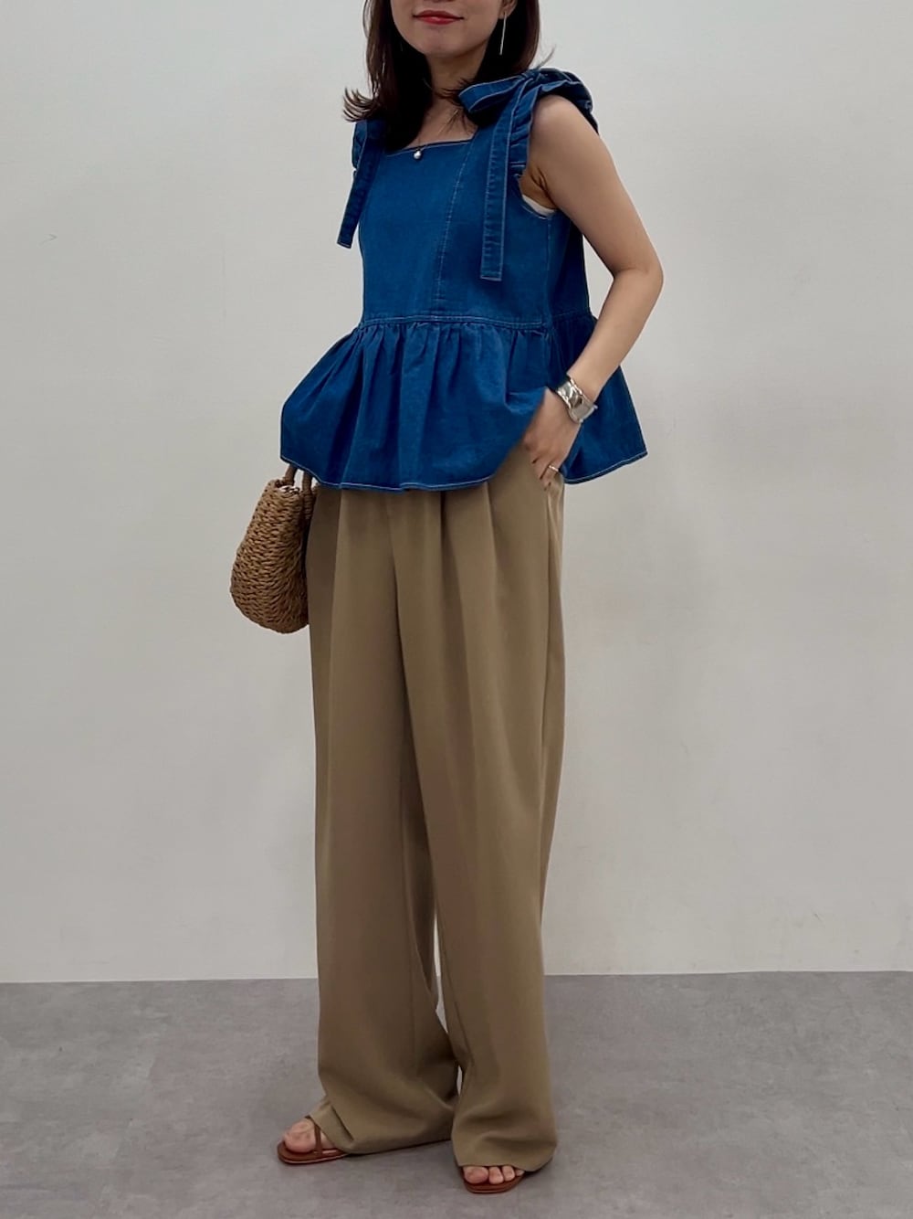 「ワイドパンツ、デニム、リボン、25夏イベントコーデ_レディース、骨格ナチュラル、20代、150cm台コーデ、きれいめカジュアル、Be praised、夏コーデ、レギュラー、スタッフ、レディースファッション、デニムコーデ、ノースリーブ」｜「nissenのペプラムデニムトップス（シャツ/ブラウス、ブルー系）」を使った、ちささん（レディース・158cm）の春コーディネートの1枚目の写真