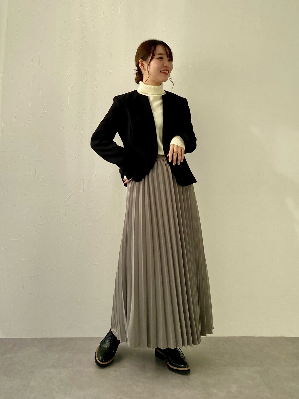 「お出かけコーデ、プチプラ、ロングスカート、タートルネック、冬コーデ、休日スタイル、レディースファッション、働く服、オフィスカジュアル、スタッフ、シンプル、レギュラー、きれいめカジュアル、通勤コーデ、スカート」｜「nissenの洗えるタートルネックニット(毛玉になりにくい・ふんわりもちもち素材）（ニット/セーター、ホワイト系）」を使った、ちささん（レディース・158cm）の冬コーディネートの1枚目の写真
