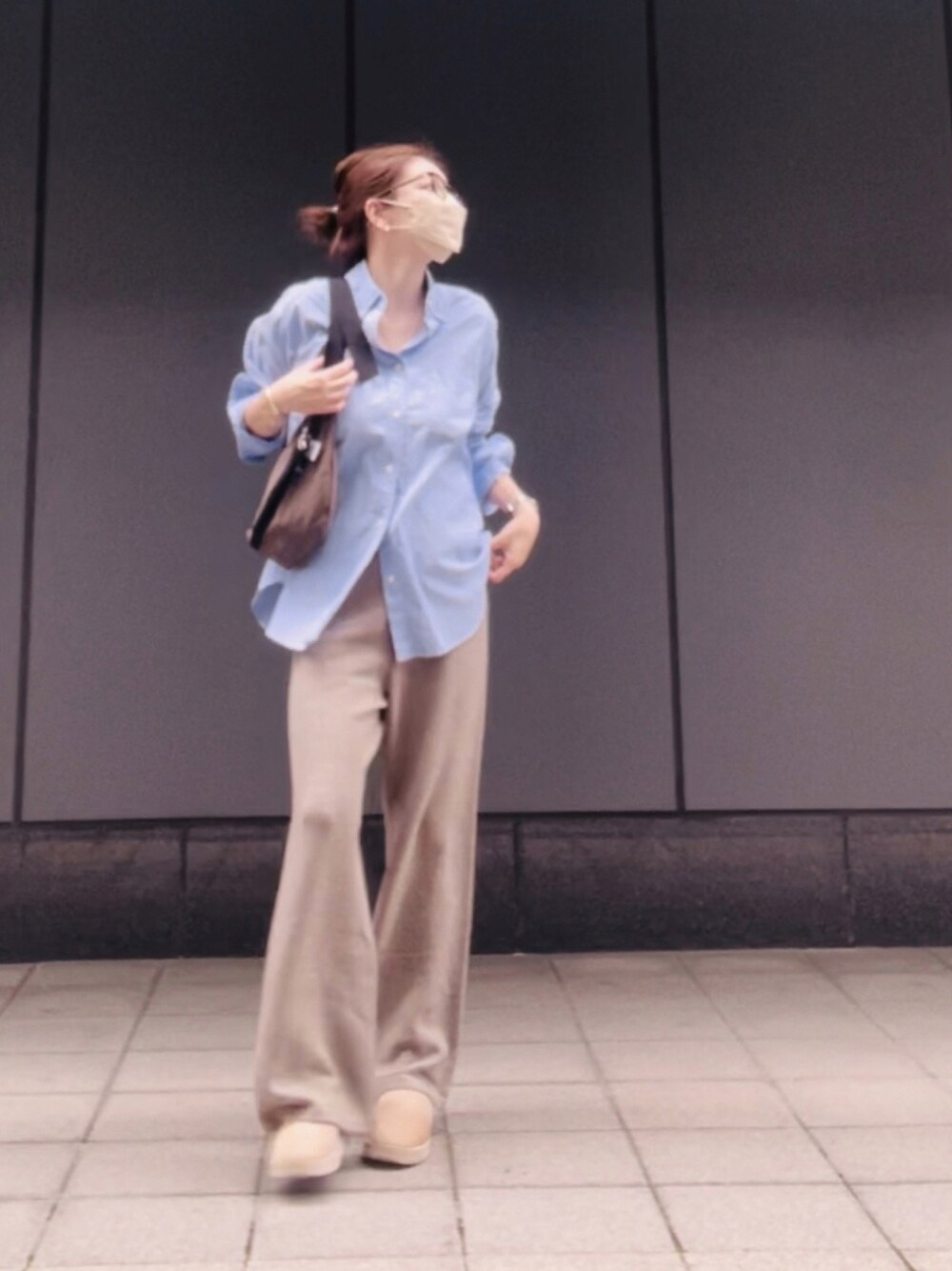 ベージュ系のパンツ、ブルー系のシャツ/ブラウス、ベージュ系のスリッポンを着用したレディースの秋コーディネートの1枚目の写真