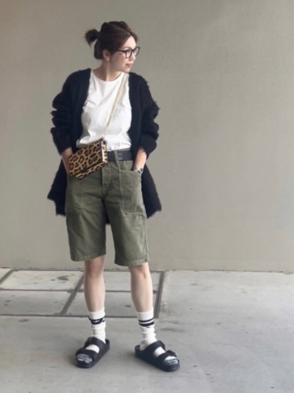 ブラウン系のバッグ、ブラック系のカーディガン/ボレロ、ホワイト系のTシャツ/カットソーを着用したレディースの秋コーディネートの1枚目の写真