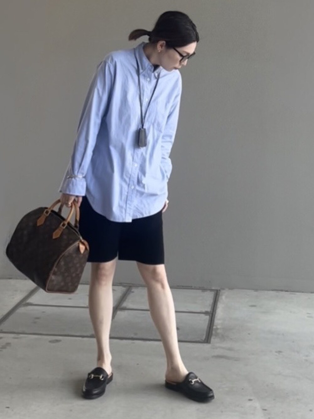 「シンプルコーデ、オトナ女子、夏コーデ、休日スタイル」｜「Deuxieme Classeの*追加 OXFORD BD シャツ（シャツ/ブラウス、ブルー系）」を使った、UDさん（レディース・164cm）の春コーディネートの1枚目の写真
