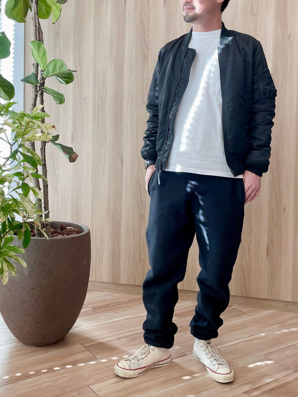 「MA-1、モノトーン、スウエットパンツ」｜「Alpha Industriesのアイテム（MA-1、ブラック系）」を使った、takanamitoさん（メンズ・171cm）の秋コーディネートの1枚目の写真