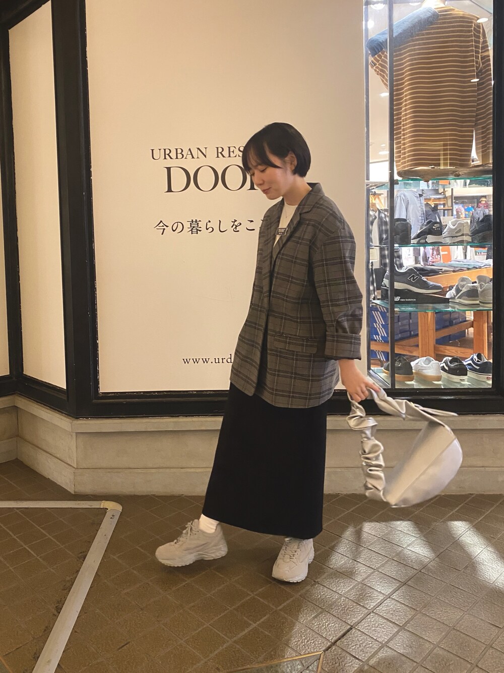 その他のセットアップ、グレー系のスニーカー、ホワイト系のTシャツ/カットソーを着用したレディースの秋コーディネートの1枚目の写真