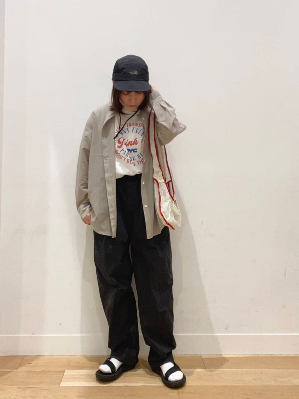 ホワイト系のTシャツ/カットソー、ベージュ系のシャツ/ブラウス、ブラック系のサンダルを着用したレディースの春コーディネートの1枚目の写真