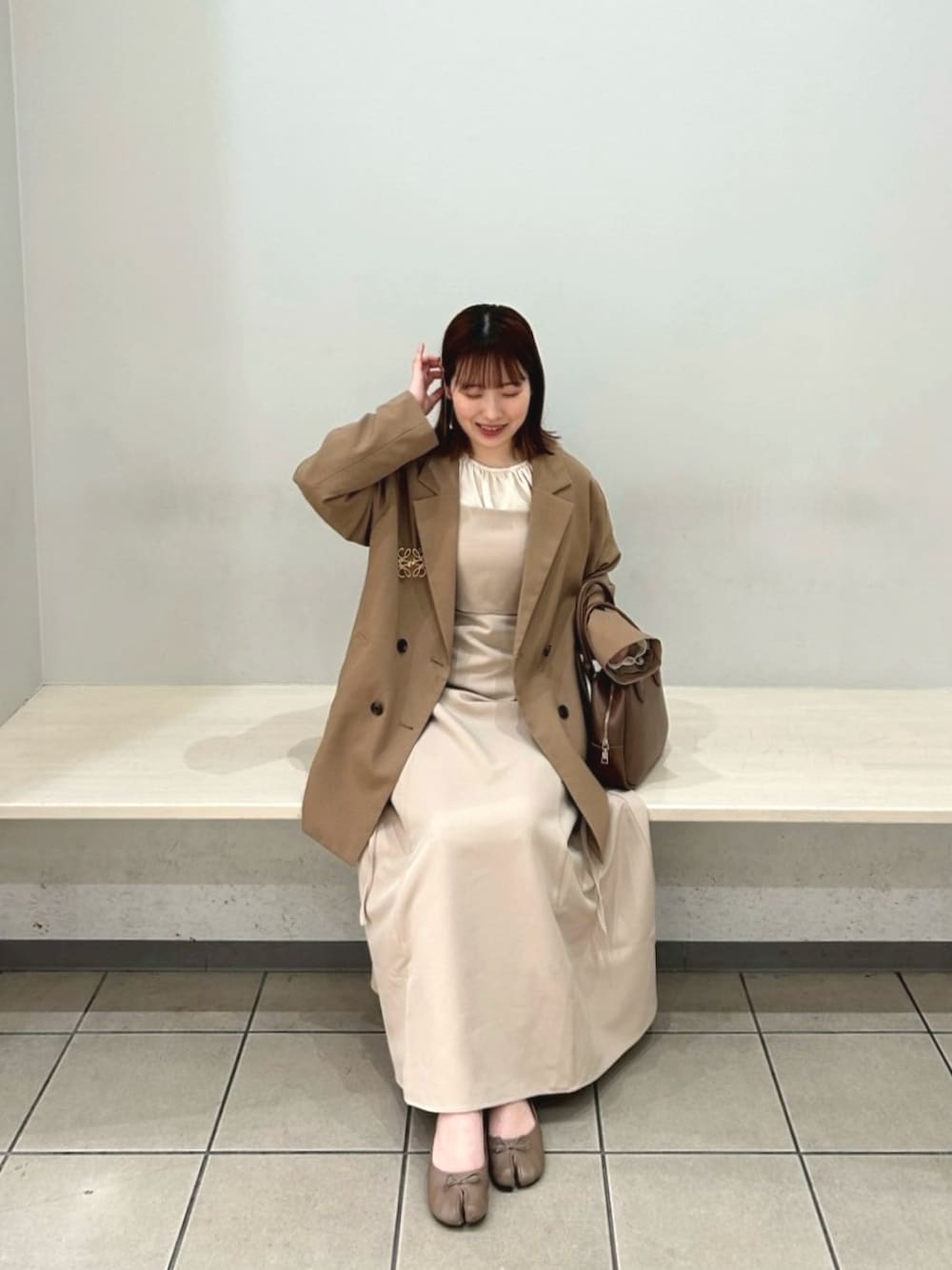 「淡色コーデ、大人コーデ、おしゃれさんと繋がりたい、ootd、今日のコーデ、シンプルコーデ、シンプル、お洒落さんとつながりたい、レイヤードスタイル、ゆるコーデ、着回しコーデ、春、ジャケット、低身長コーデ、オトナカワイイ」｜「mellowneonの【ZOZO限定ありすコラボ】コラボシアーブラウスワンピースセット（ワンピース、ベージュ系）」を使った、ynaさん（レディース・155cm）の春コーディネートの1枚目の写真