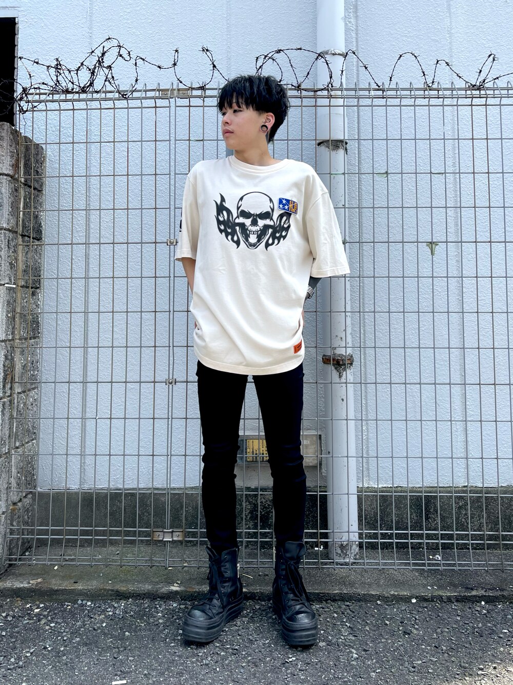 「ブラック、モノトーン、休日スタイル、リラックススタイル、夏コーデ、デニムコーデ、メンズコーデ、韓国ファッション、お洒落さんとつながりたい、デニムっていいよね」｜「DANKE SCHONのDankeSchon/ダンケシェーン/ベーシックスキニーパンツ（デニムパンツ、ブラック系）」を使った、クロカワ　リオさん（メンズ・170cm）の夏コーディネートの1枚目の写真