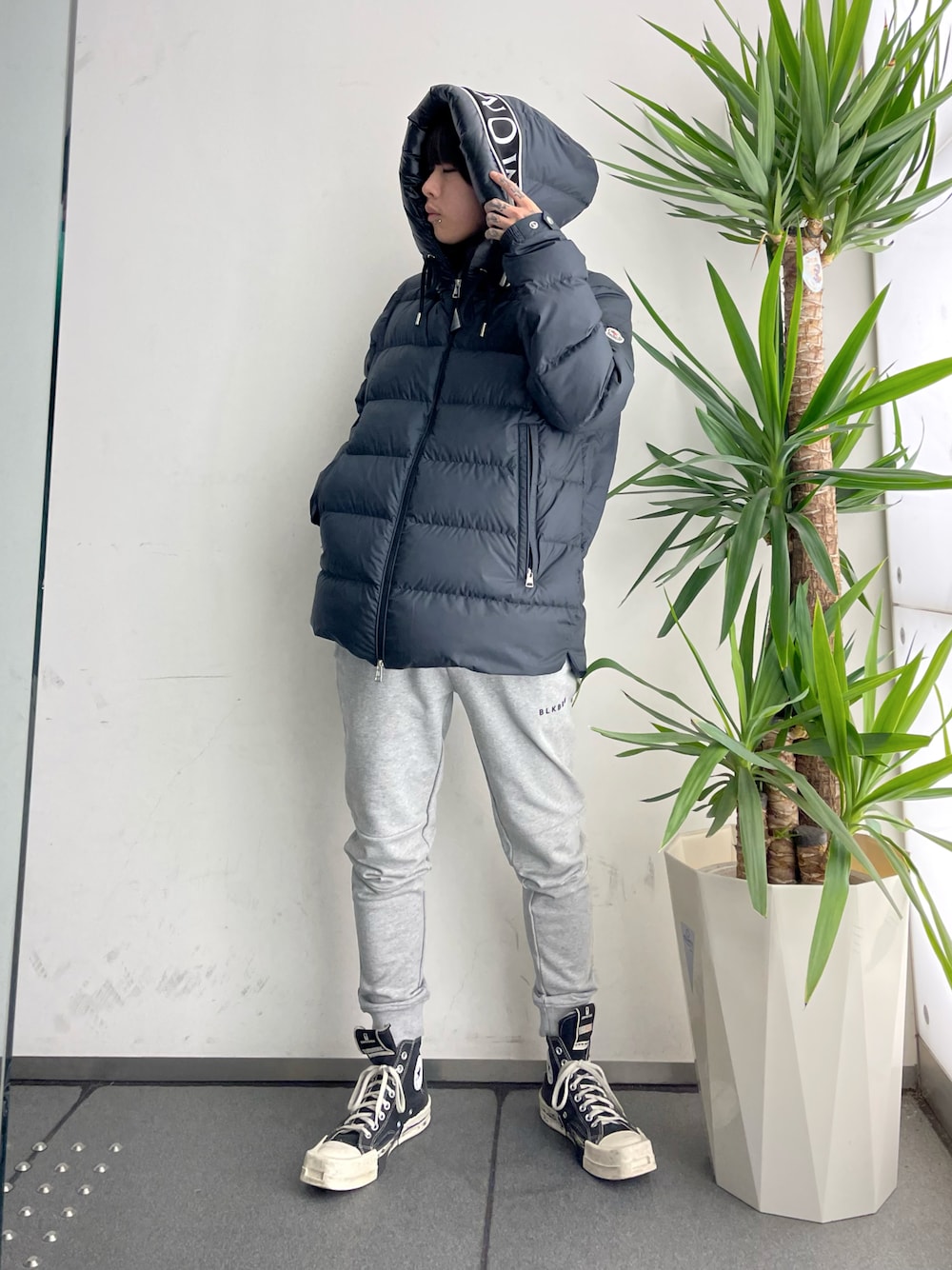 「オールブラック、休日コーデ、ootd、ストリートMIX、ゆるコーデ、秋、ストリートコーデ、今日のコーデ、オトナカジュアル、いいね、save、フォローお願いします🤑」｜「BLKBRNのアイテム（スウェットパンツ、グレー系）」を使った、クロカワ　リオさん（メンズ・170cm）の秋コーディネートの1枚目の写真
