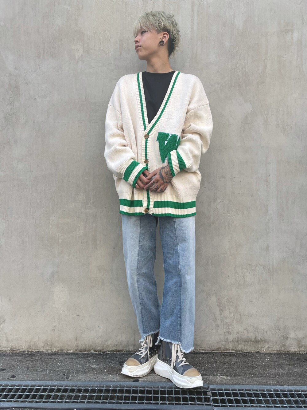 ホワイト系のカーディガン/ボレロ、ホワイト系のカーディガン/ボレロ、ホワイト系のカーディガン/ボレロを着用したメンズの秋コーディネートの1枚目の写真