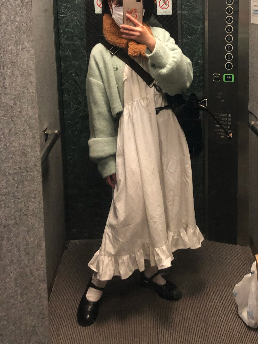 「merry jennyのBearポケットシャツワンピース（ワンピース、ホワイト系）」を使った、偽物飛鳥さん（レディース・156cm）の冬コーディネートの1枚目の写真