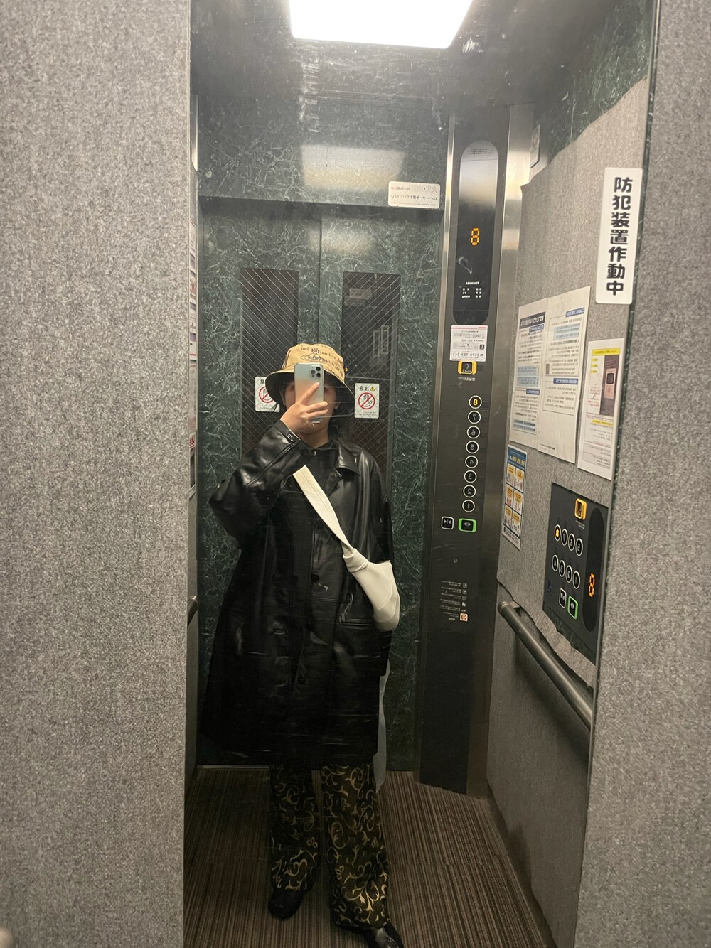 「TODAYFULのエコレザーオーバージャケット（テーラードジャケット、ブラック系）」を使った、偽物飛鳥さん（レディース・156cm）の冬コーディネートの1枚目の写真
