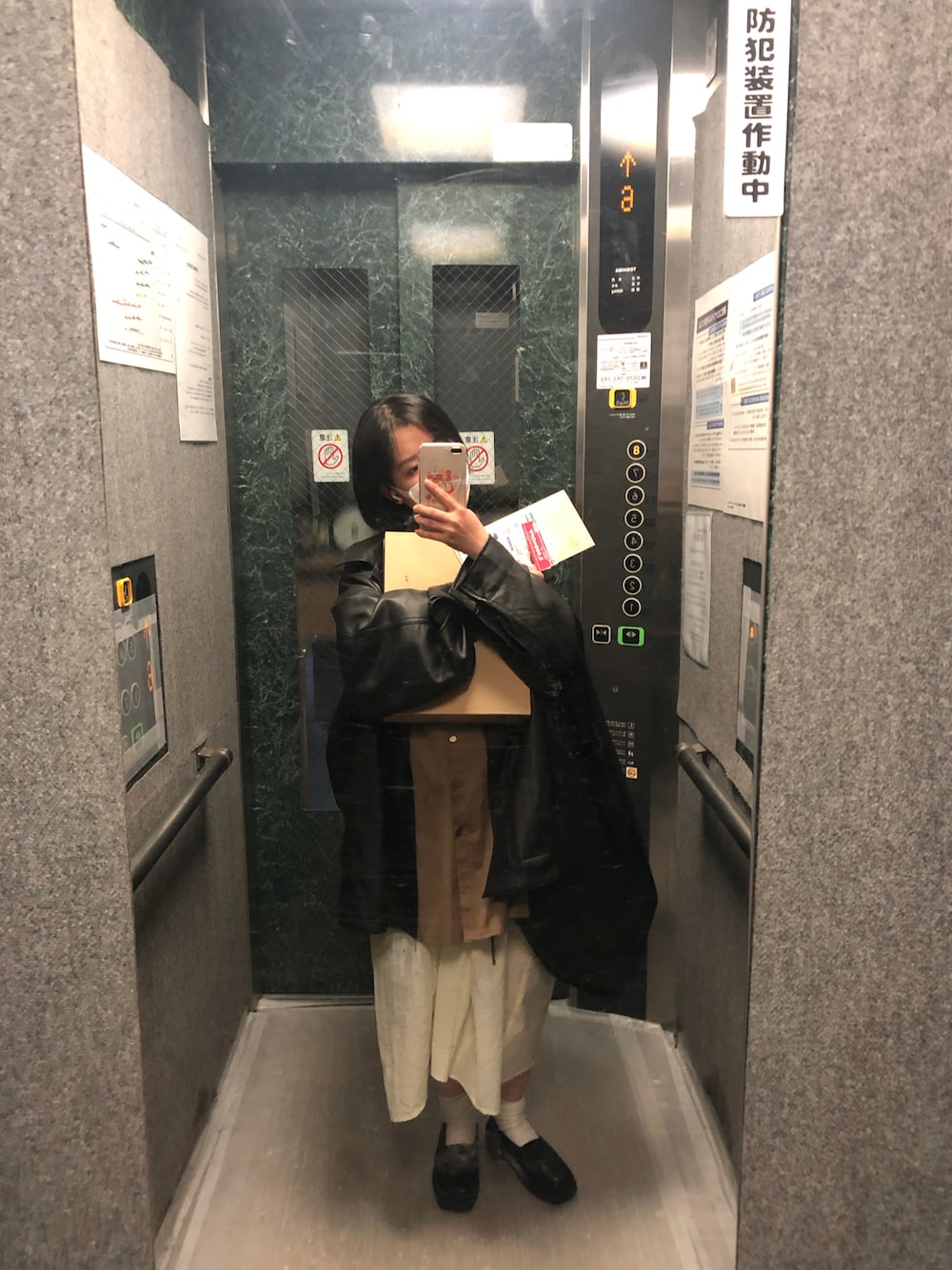 「Kastaneのフェイクレザーオーバージャケット（カバーオール、ブラック系）」を使った、偽物飛鳥さん（レディース・156cm）の冬コーディネートの1枚目の写真