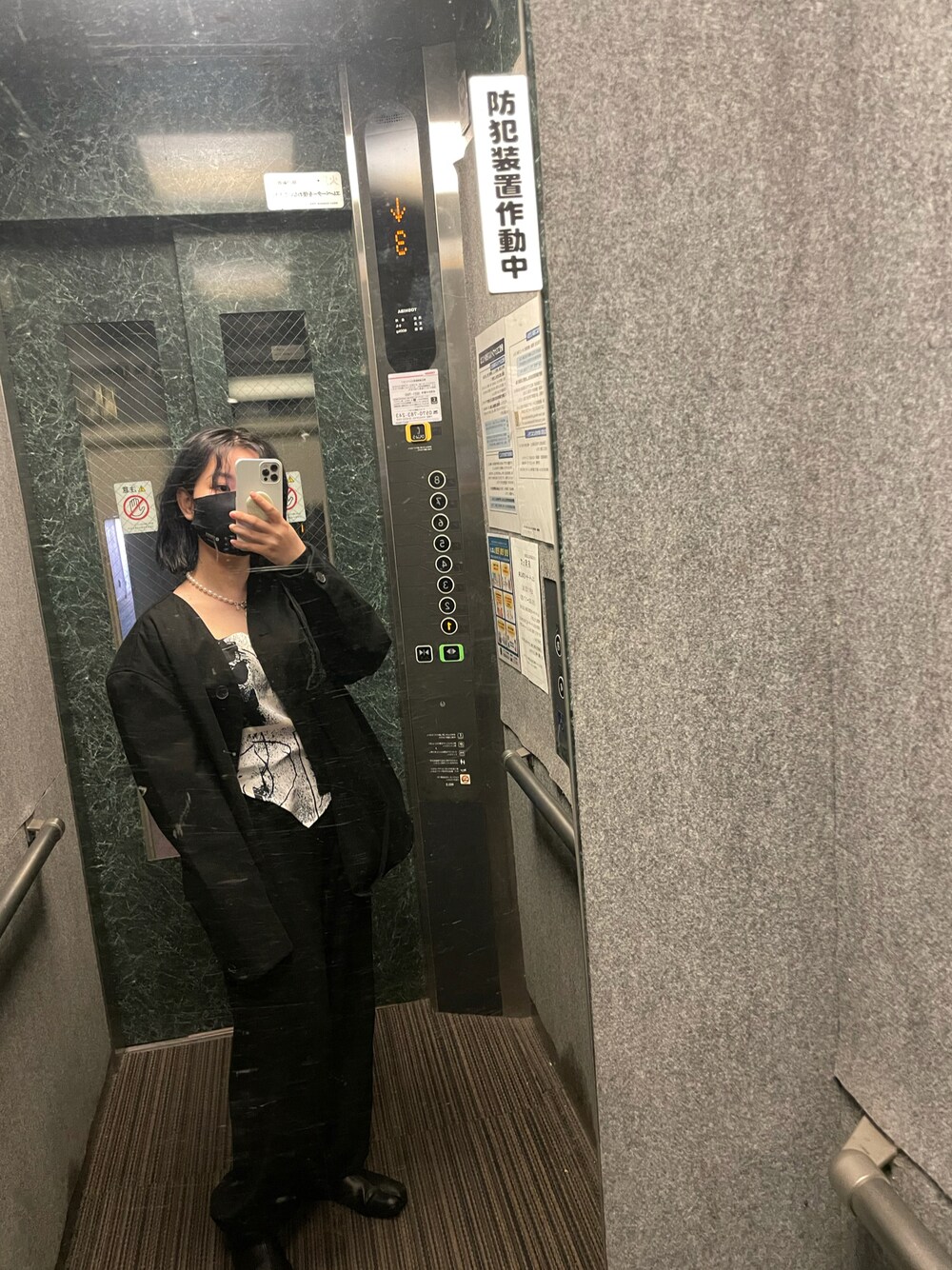 「ENFOLDのアイテム（パンツ、ブラック系）」を使った、偽物飛鳥さん（レディース・156cm）の春コーディネートの1枚目の写真