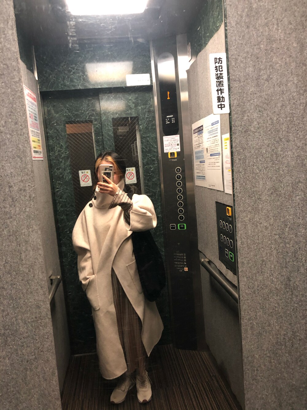 「TODAYFULのシルクストライプドレス（ワンピース、ベージュ系）」を使った、偽物飛鳥さん（レディース・156cm）の秋コーディネートの1枚目の写真