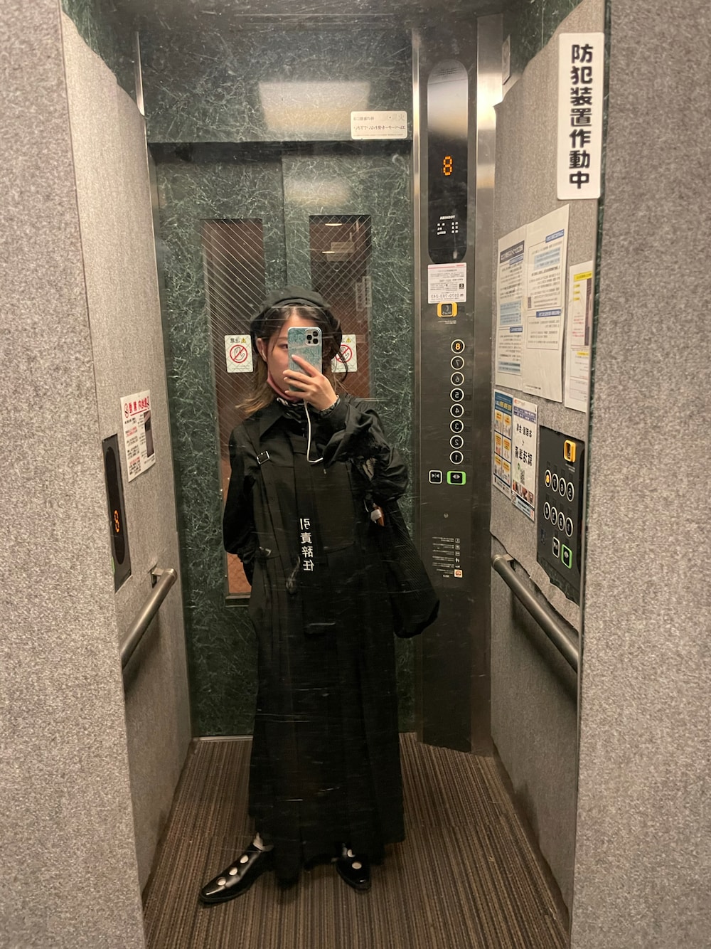 「Ray BEAMSのRay BEAMS / プリーツ キリカエ サロペット ワンピース（ワンピース、ブラック系）」を使った、偽物飛鳥さん（レディース・156cm）の秋コーディネートの1枚目の写真