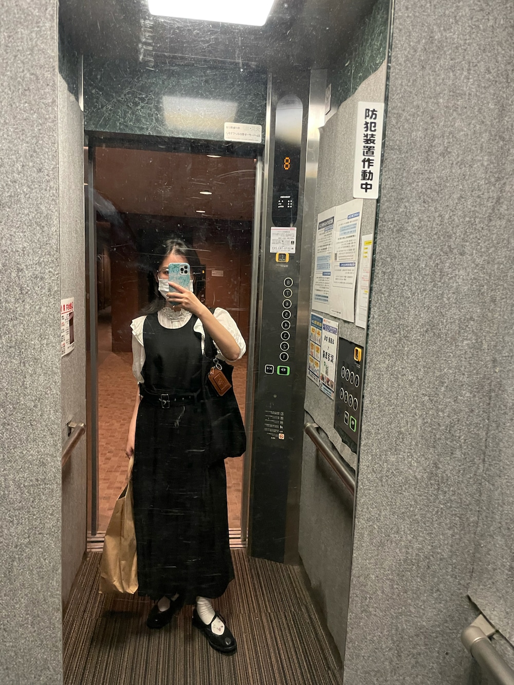 「COMME des GARCONSのアイテム（ベスト、ブラック系）」を使った、偽物飛鳥さん（レディース・156cm）の秋コーディネートの1枚目の写真