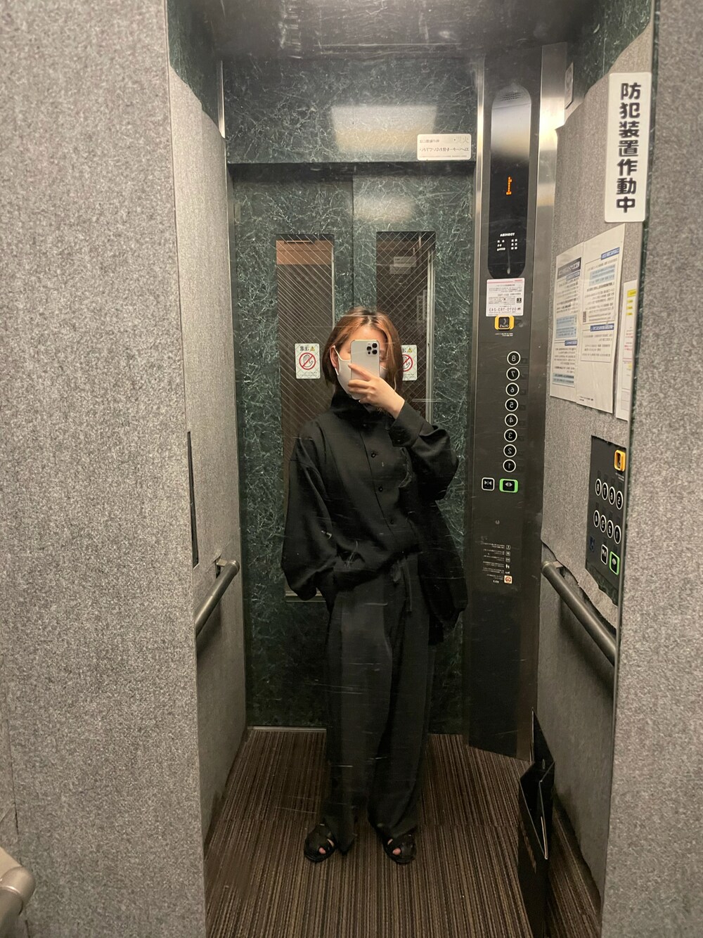 「RIM.ARKのStand collar over SH（シャツ/ブラウス、ブラック系）」を使った、偽物飛鳥さん（レディース・156cm）の秋コーディネートの1枚目の写真