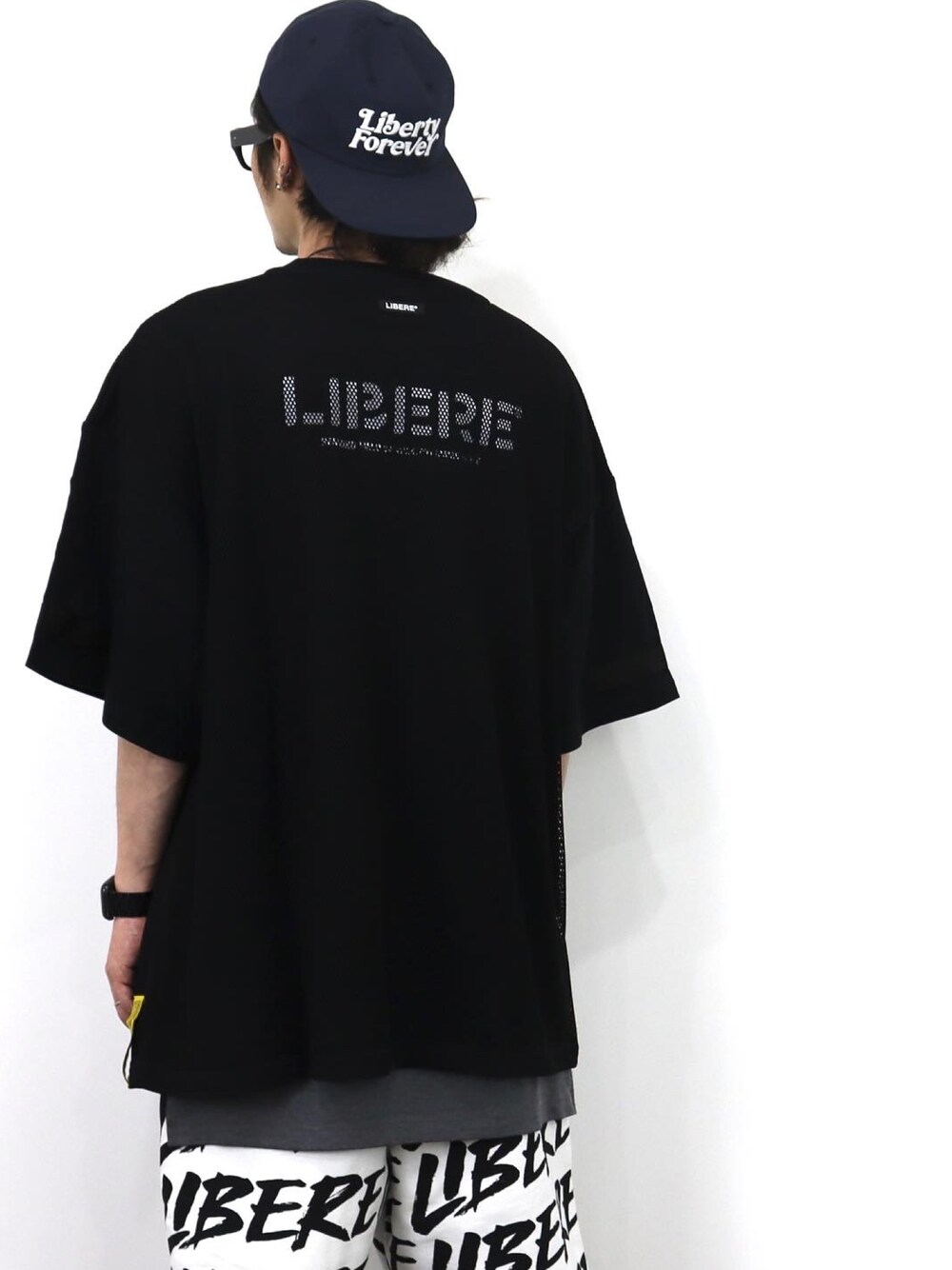 「LIBERE、リベーレ、オーバーサイズ、ビッグシルエット、ショートパンツ、キャップ、キャップ後ろかぶり、メッシュTシャツ、総柄パンツ、いいね、save、フォローお願いします🤑」｜「LIBEREのLIBERE リベーレ / MESH TOOLING TEE ビッグシルエットメッシュツーリングTシャツ / 211213 / 211214（Tシャツ/カットソー、ブラック系）」を使った、kazu (ARYUKU) さん（メンズ・168cm）の夏コーディネートの1枚目の写真