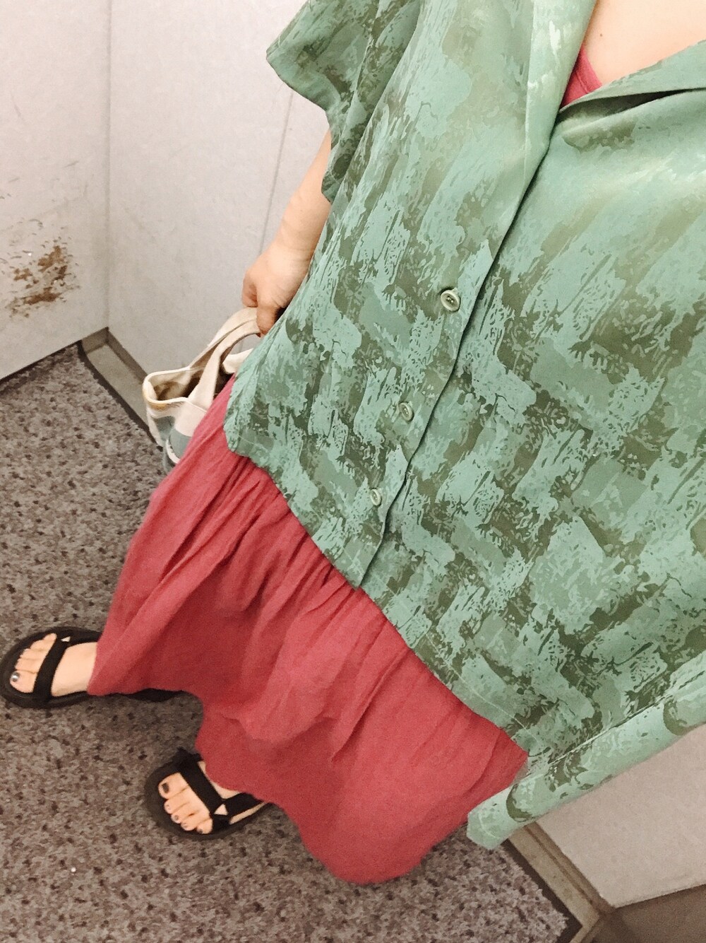 「nimiru、KBF、teva」｜「nimiruの【セットアップ対応】ゆるてろシャツ（シャツ/ブラウス、グリーン系）」を使った、ぽんちゃんさん（レディース・155cm）の夏コーディネートの1枚目の写真