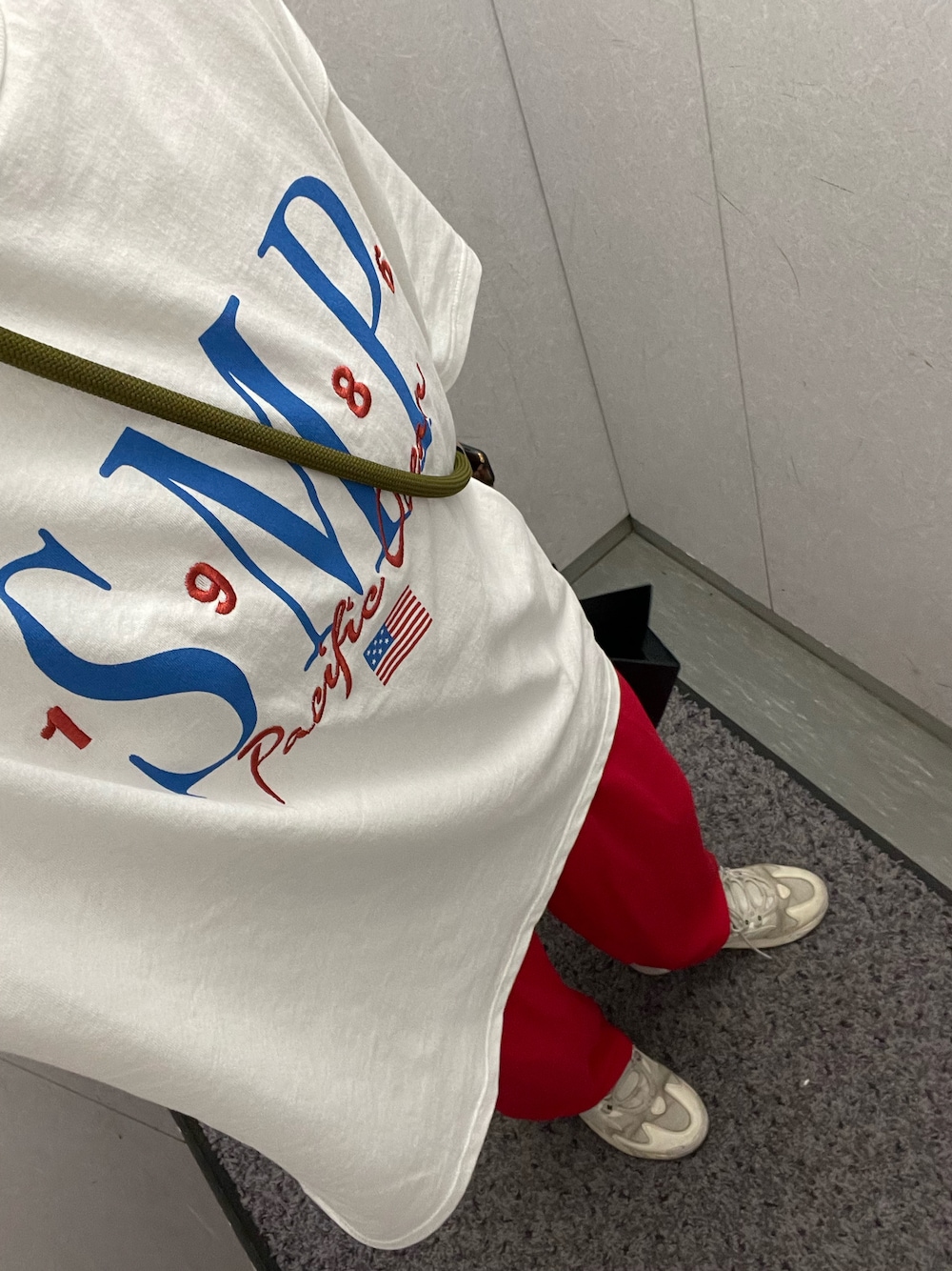 「FREAK’Ｓ STORE」｜「FREAK'S STOREのSMP BIGロゴ半袖Tシャツ（Tシャツ/カットソー、ホワイト系）」を使った、ぽんちゃんさん（レディース・155cm）の春コーディネートの1枚目の写真