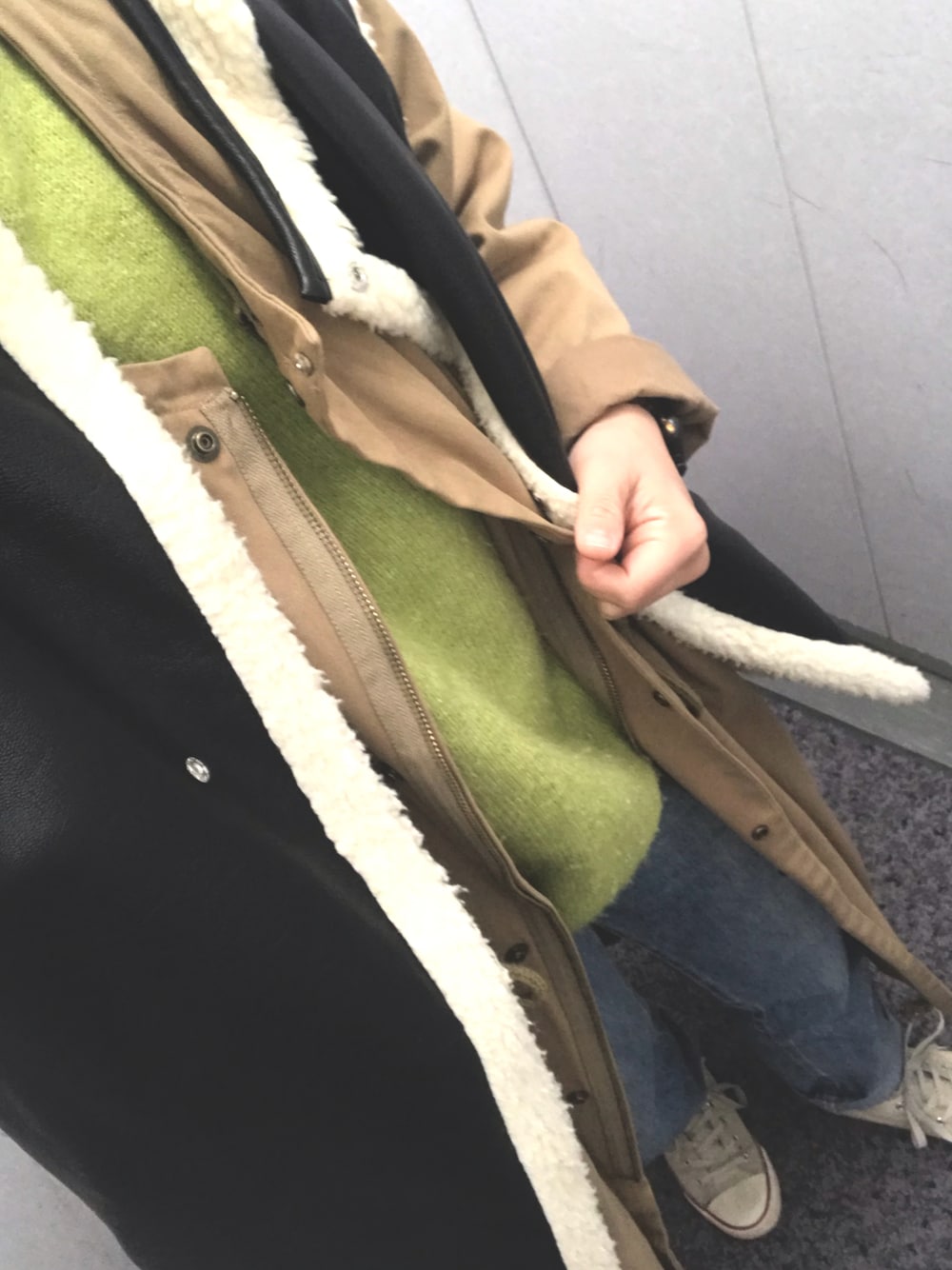 「Kastane、KBF、flower、コート、ボアベスト、ニット」｜「Kastaneのヤクライクハイネックニット（ニット/セーター、グリーン系）」を使った、ぽんちゃんさん（レディース・155cm）の冬コーディネートの1枚目の写真